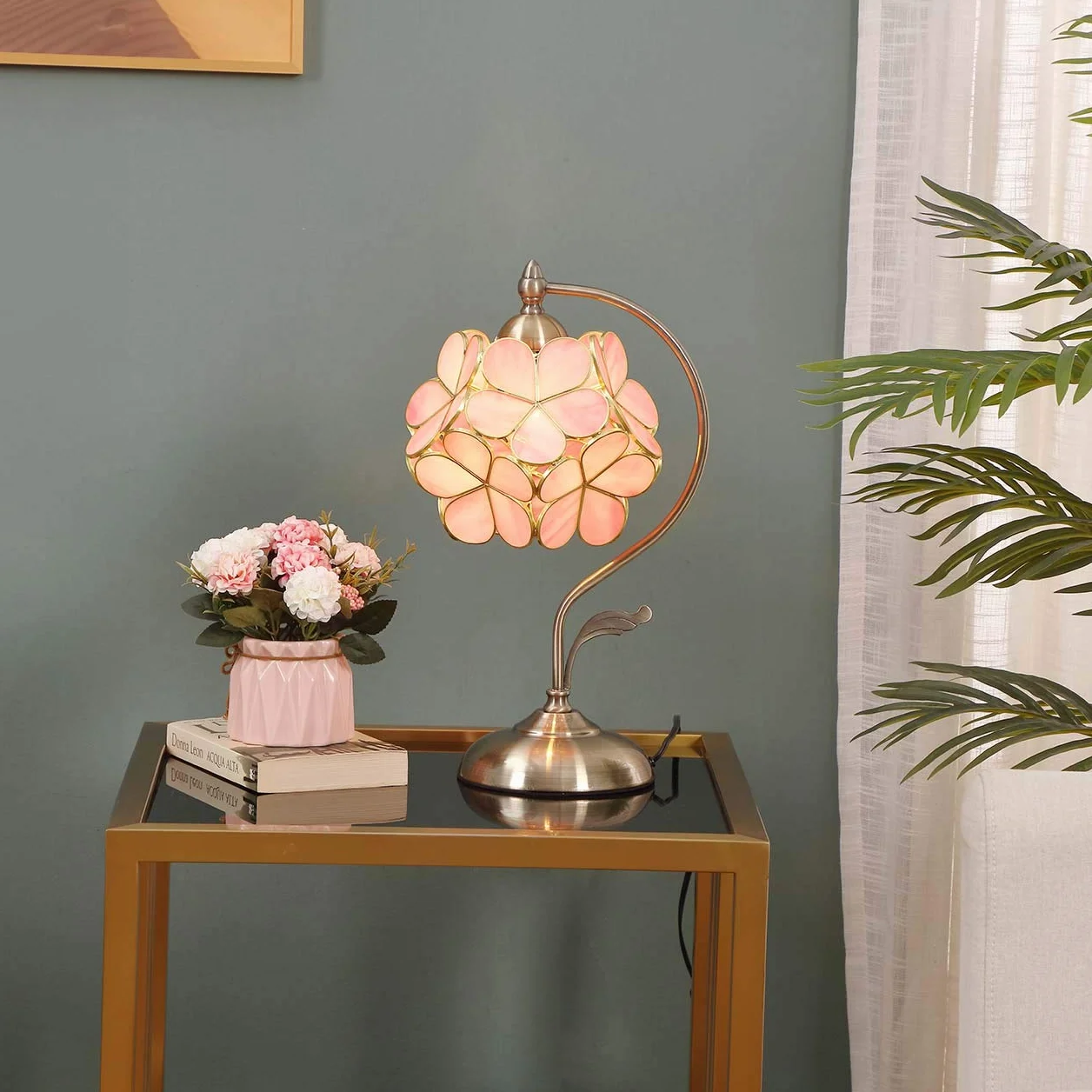 Bieye Lampa stołowa Tiffany w stylu witrażu z kwiatowym płatkiem z mosiężną podstawą na dekorację domu (Różowy, 20 cm Wiśniowy kwiat)