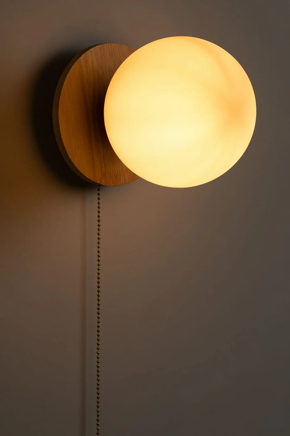 SKLUM Lampa ścienna z drewna dębowego ze szklaną kulą Kamp