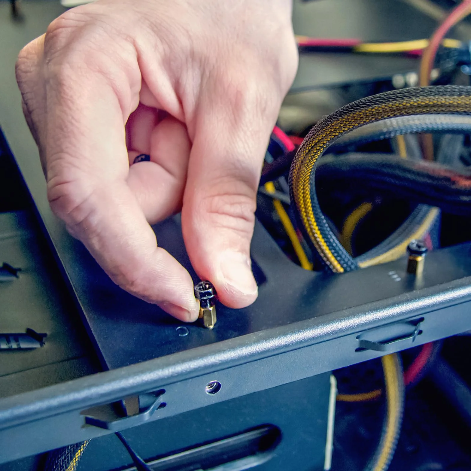 YOKIVE 100 szt. śrub dystansowych M2.5, mosiężne sześciokątne uchwyty do PCB, utrzymują stałą wysokość, idealne do płyty głównej (złoty odcień, 5 mm + 5 mm)