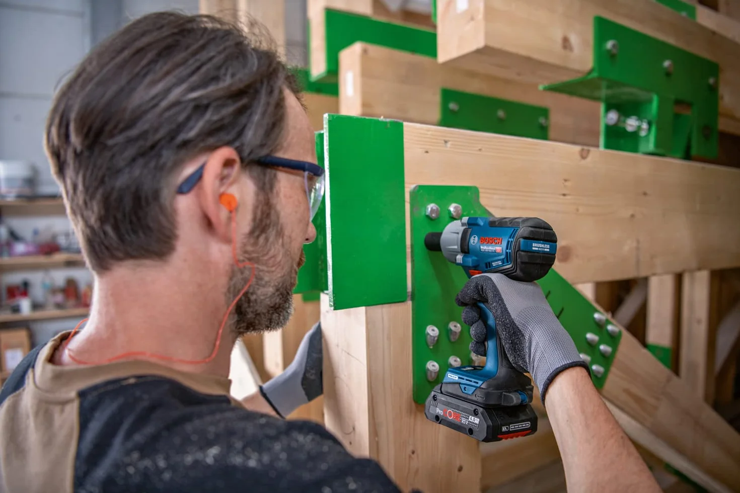 Bosch Professional system 18V: akumulatorowy klucz udarowy GDS 18V-450 PC (2 akumulatory ProCORE 18V 4.0Ah, szybka ładowarka GAL 18V-40, walizka L-BOXX, moduł Bluetooth)
