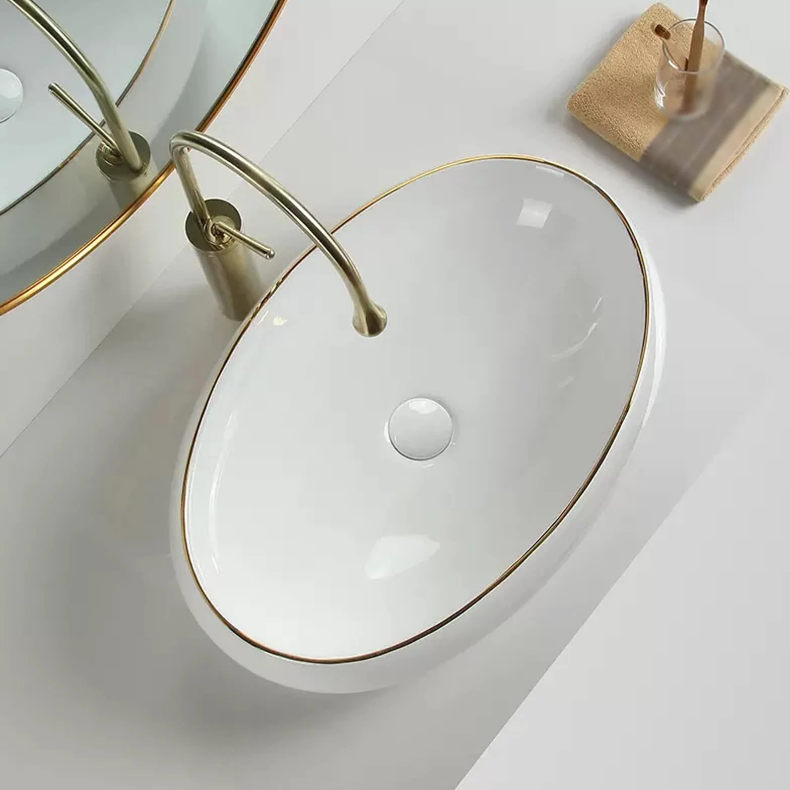Baño Biała ceramiczna owalna umywalka i wysuwana umywalka nowoczesny kształt jajka nad blatem łazienkowym, elegancka dekoracja ze złotą krawędzią do WC (48 cm)