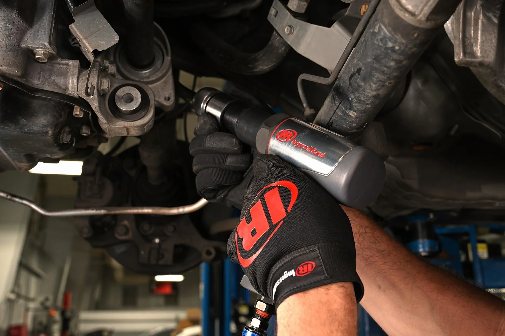 Młot pneumatyczny Ingersoll Rand 123MAXH, lekki, antywibracyjny, z krótkim trzpieniem i szybkozłączką do wymiany dłut.