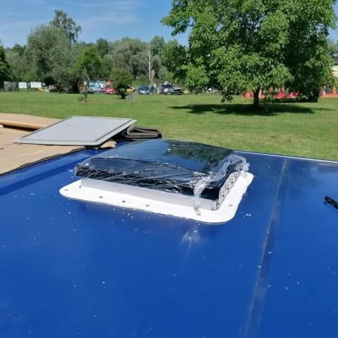 Wentylator dachowy do kampera z czujnikiem deszczu, dwukierunkowy przepływ powietrza 12 V, światło LED do samochodów kempingowych, przyczep kempingowych