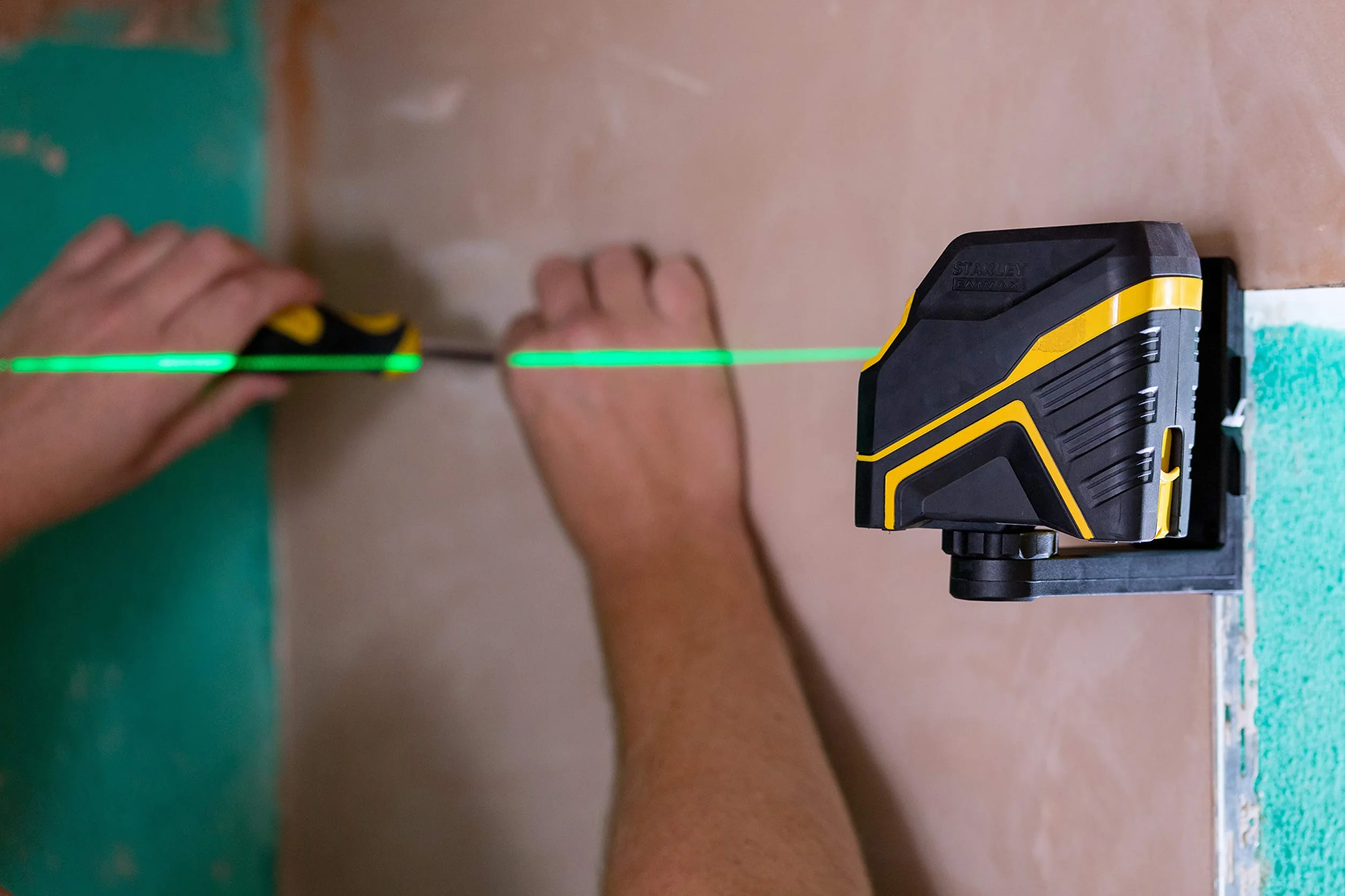 STANLEY Precyzyjny Nivel láser en cruz - zielony. pilas alcalinas dla profesjonalistów i majsterkowiczów do codziennego użytku ergonomiczna konstrukcja