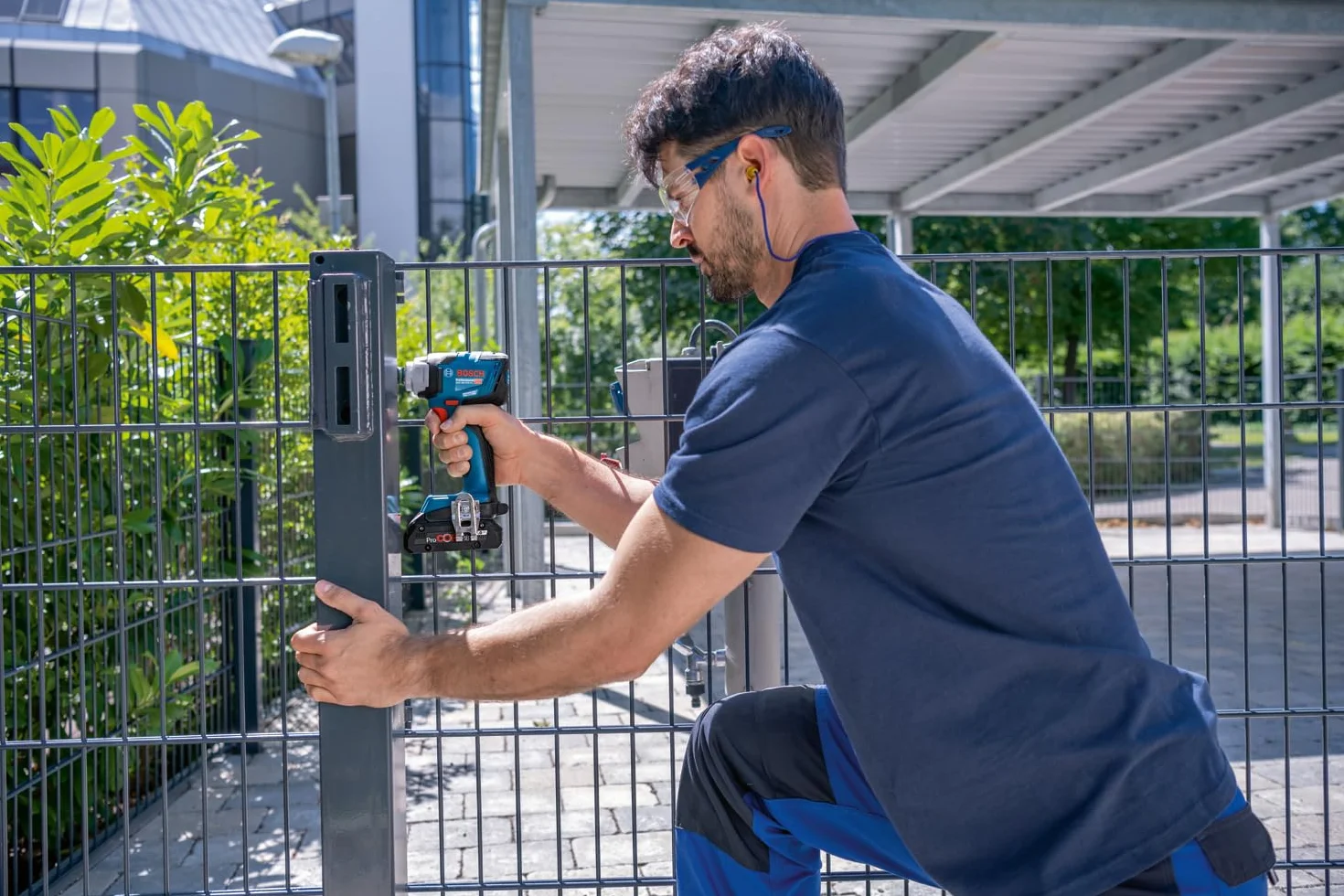 Bosch Professional system 18V: akumulatorowy klucz udarowy GDS 18V-330 HC (moment dokręcania 330 Nm i moment zrywający 560 Nm, 3 ustawienia prędkości obrotowej/momentu obrotowego)