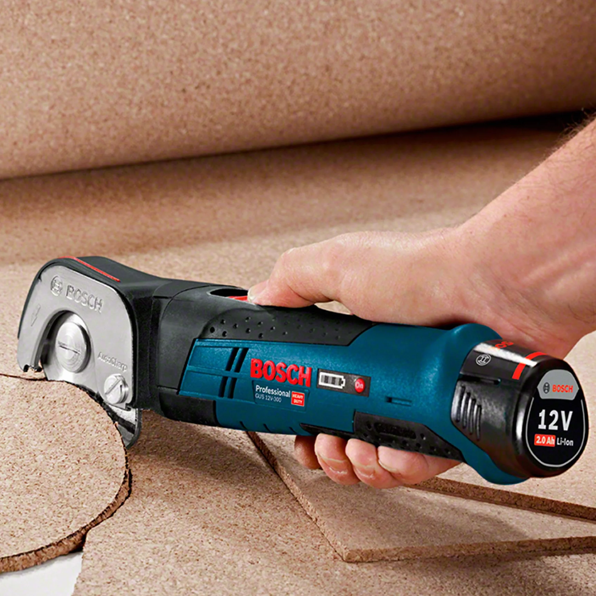 Bosch Professional system 12V: akumulatorowe nożyce uniwersalne GUS 12V-300 (bez akumulatorów i ładowarki, opakowanie kartonowe)