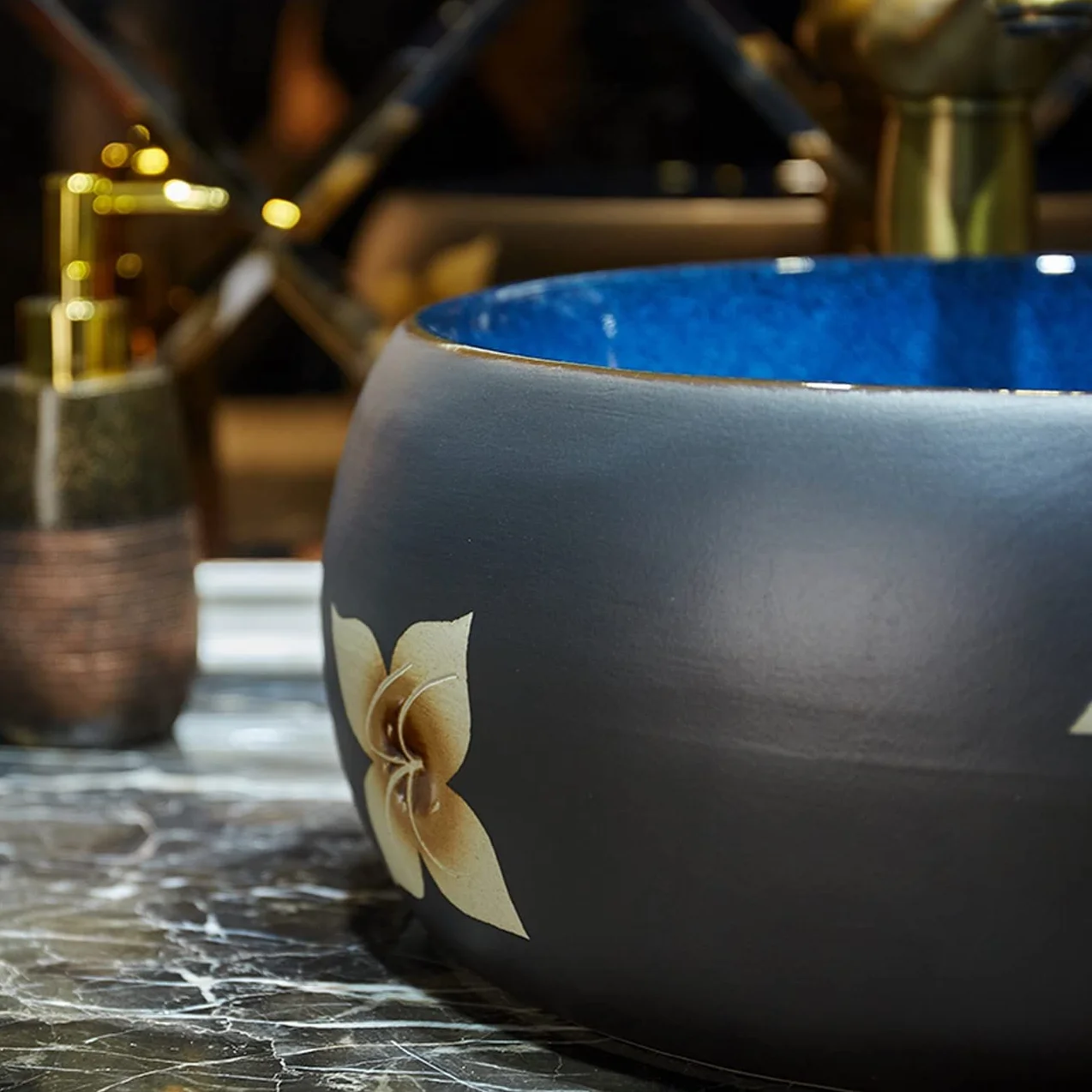 Zestaw okrągłej umywalki nablatowej i kranu, umywalka ceramiczna nablatowa z porcelany, niebieskie szkliwo,