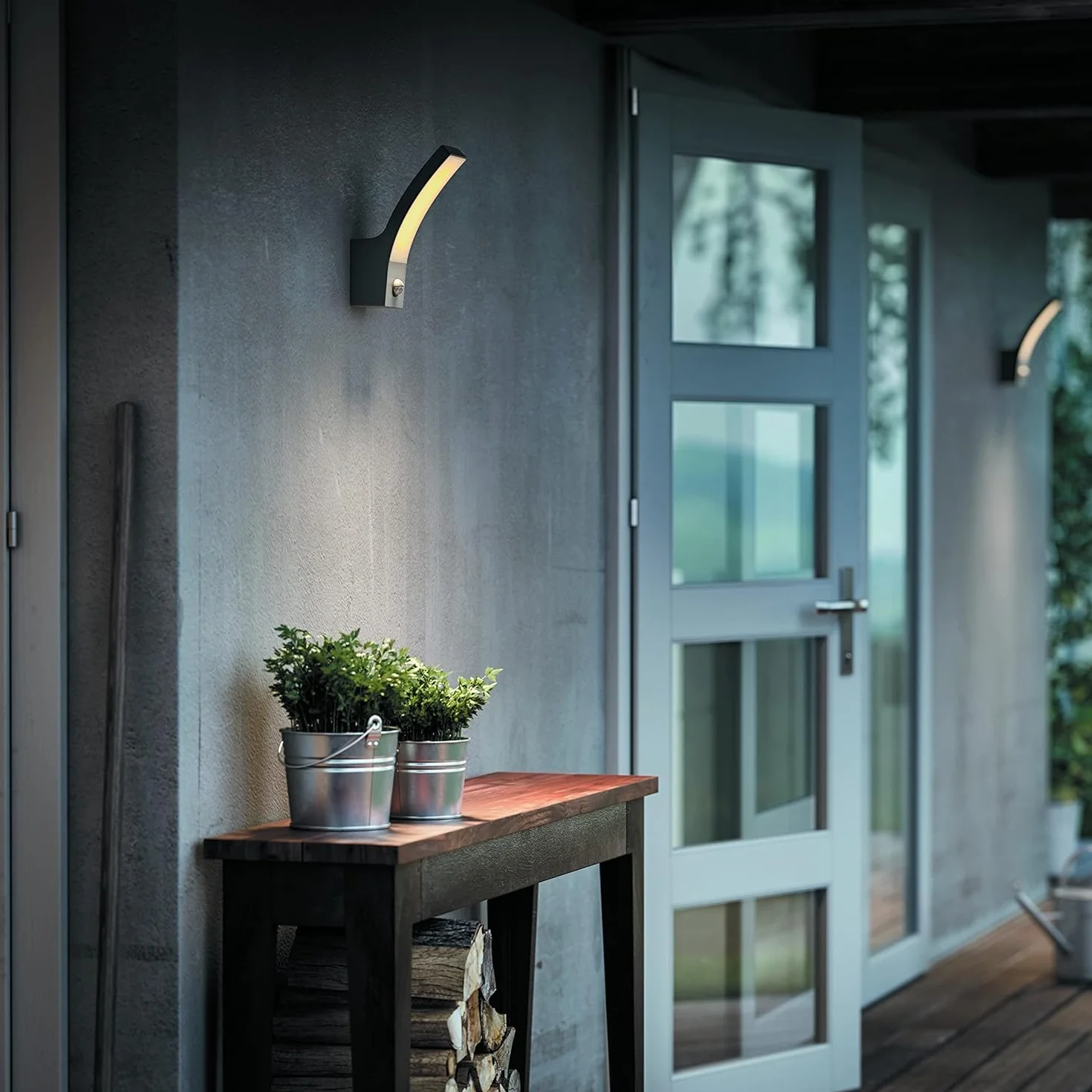 Philips Zewnętrzna lampa ścienna LED Splay z czujnikiem, 12 W, antracyt, ciepłe białe światło 2700 K, klasa ochrony IP44, zintegrowane źródło światła