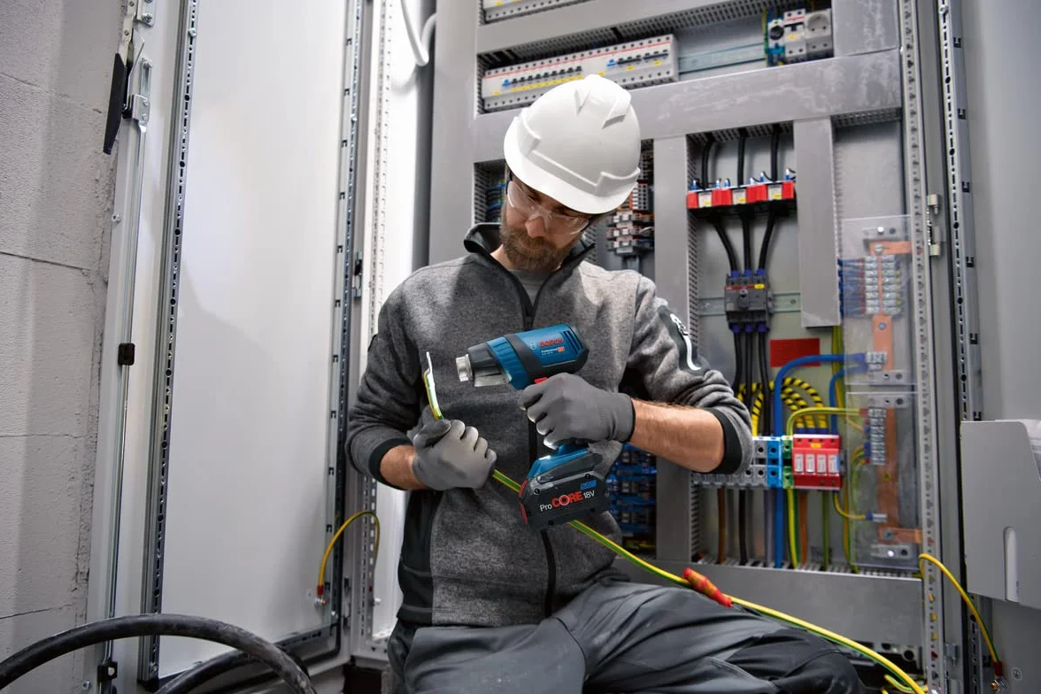 Bosch Professional system 18V: akumulatorowa uniwersalna opalarka GHG 18V-50 (dysza redukcyjna, dysza reflektorowa)