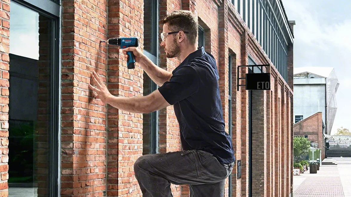 Bosch Professional system 12V: akumulatorowa wiertarko-wkrętarka udarowa GSB 120-LI (2 akumulatory GBA 12V 2.0Ah, ładowarka GAL 1210 CV, 23-częściowy zestaw wierteł i końcówek, walizka)
