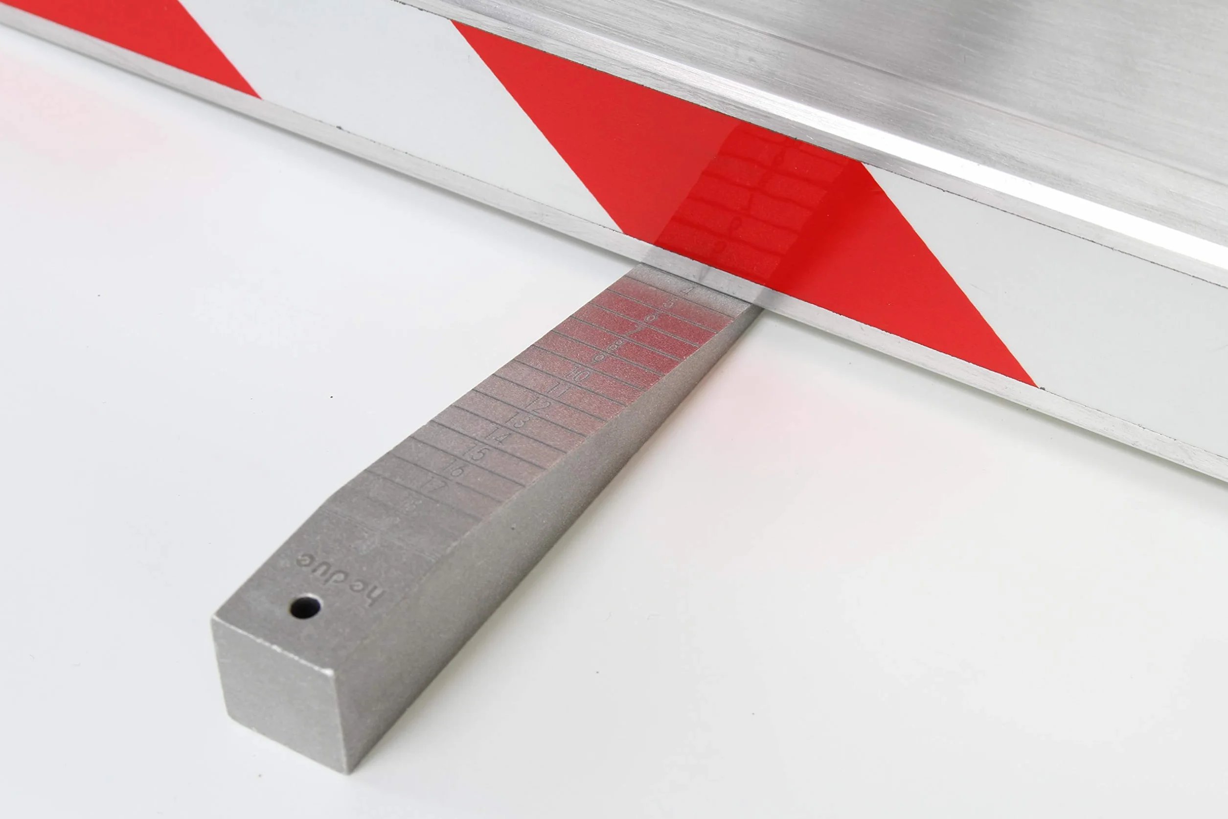 Klin pomiarowy S600 – pomiar nierówności, nachylenia i szczelin, wykonany z aluminium, z zakresem pomiarowym 1-20 mm, odczyt 1 mm