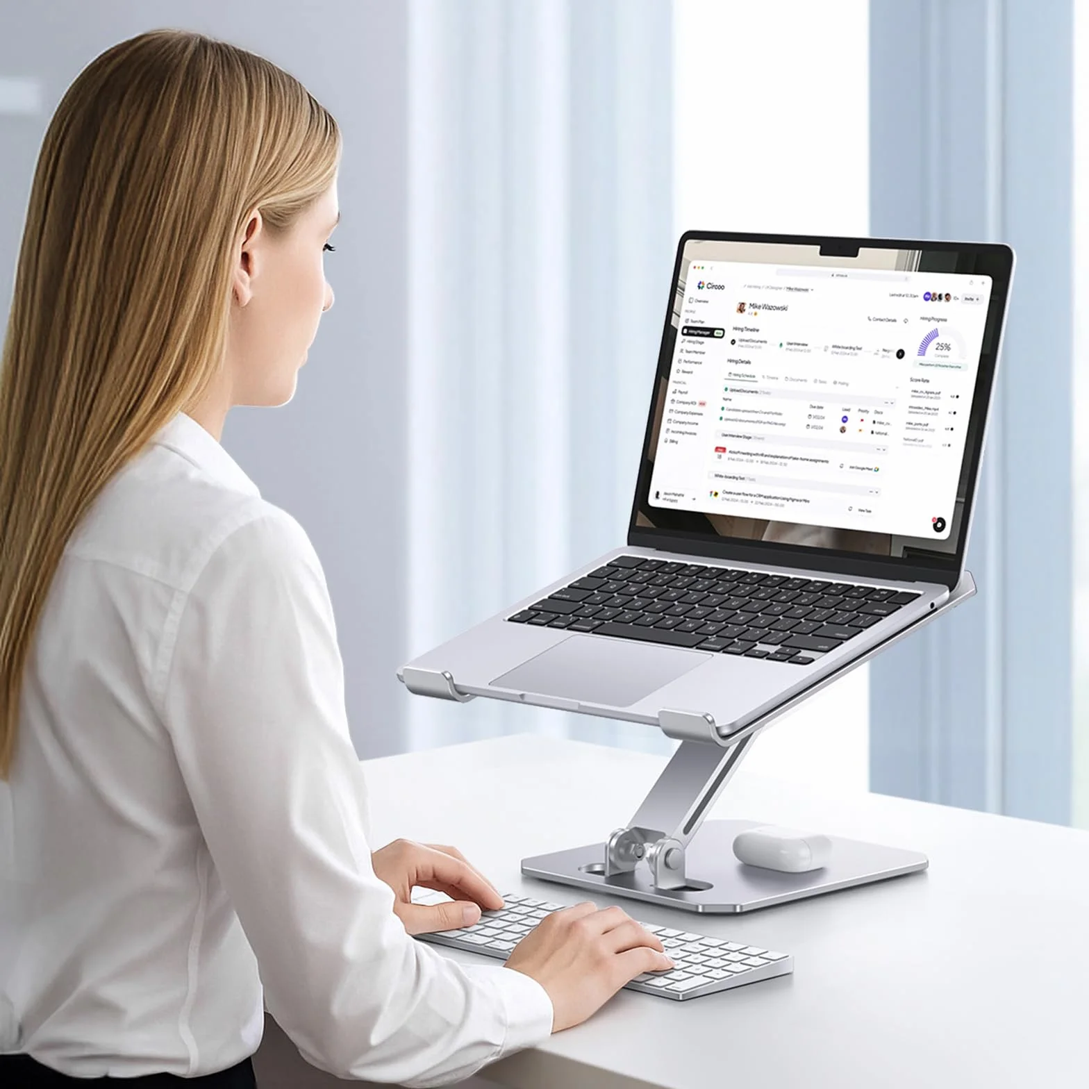OMOTON Regulowany stojak na laptopa aluminiowy składany z gniazdem ciepła kompatybilny MacBook Air Pro 10-16" srebrny