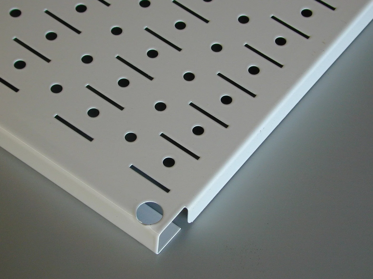Wall Control Kuchenny organizer do pegboardów, garnki i patelnie, zestaw do przechowywania i organizacji, z białą tablicą i czarnymi akcesoriami
