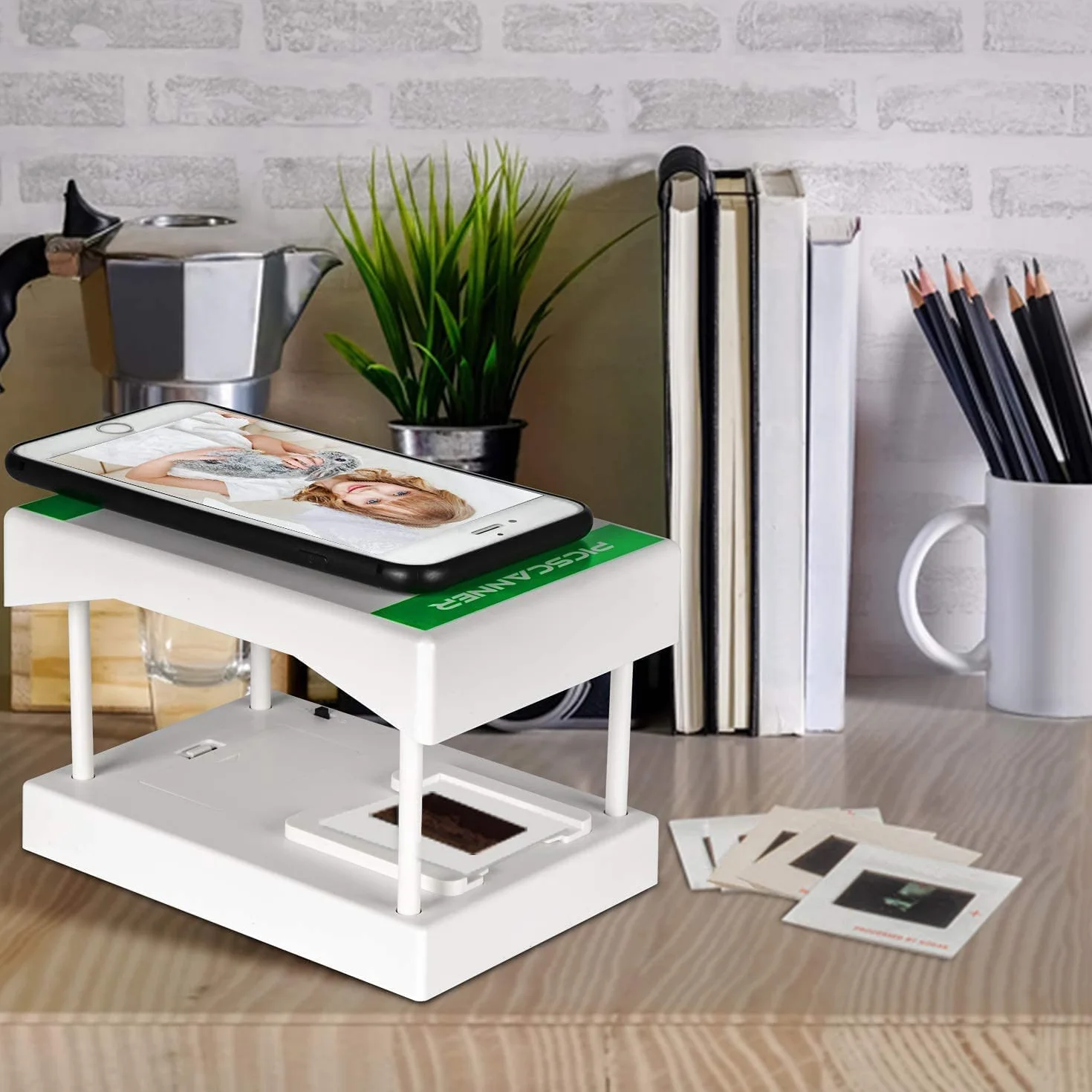 Skaner slajdów i negatywów 35 mm konwertuje na zdjęcia cyfrowe smartfonem 24x36 mm