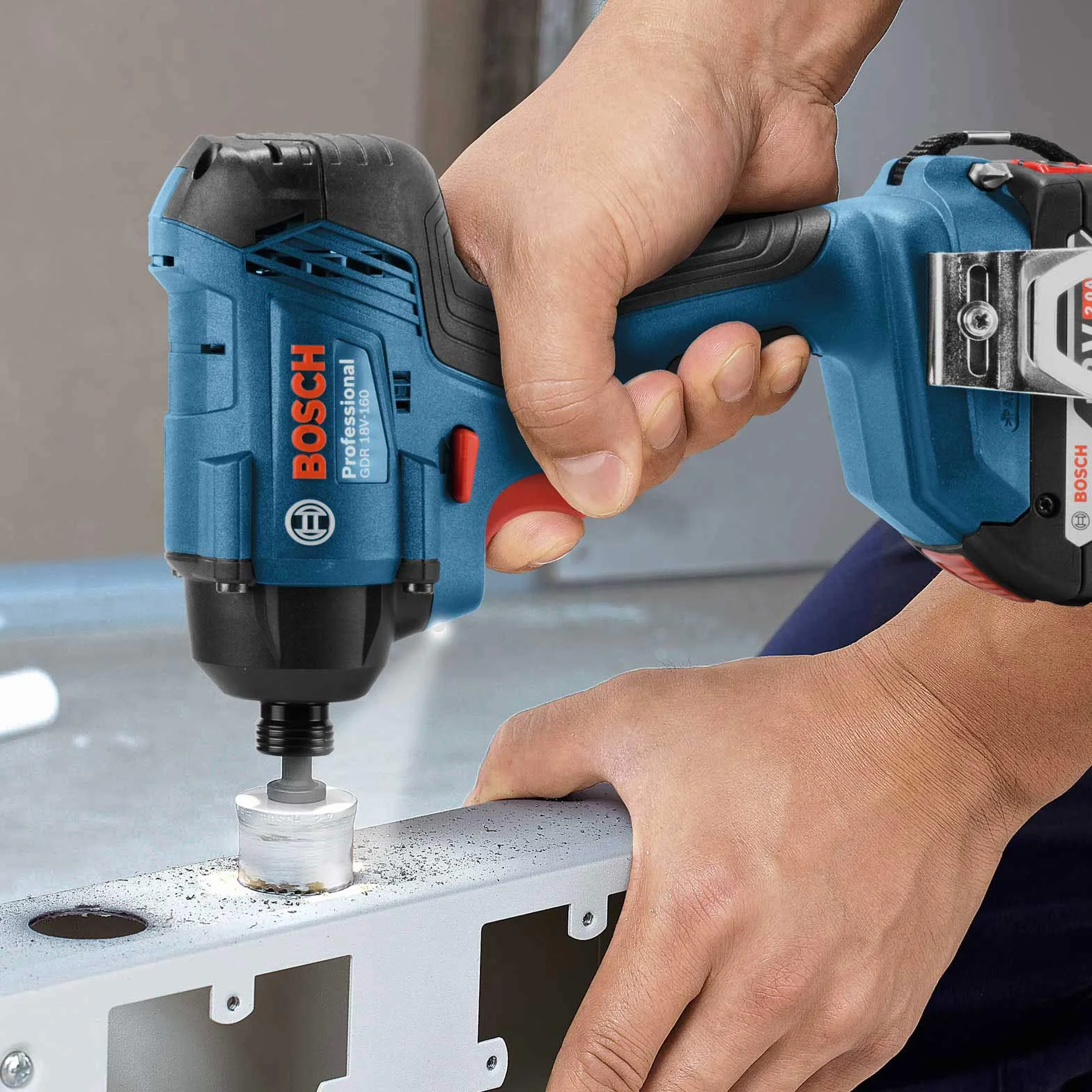 Bosch Professional system 18V: akumulatorowy klucz udarowy GDR 18V-160 (maksymalny moment obrotowy 160 Nm, śruby M6–M14, walizka L-BOXX)