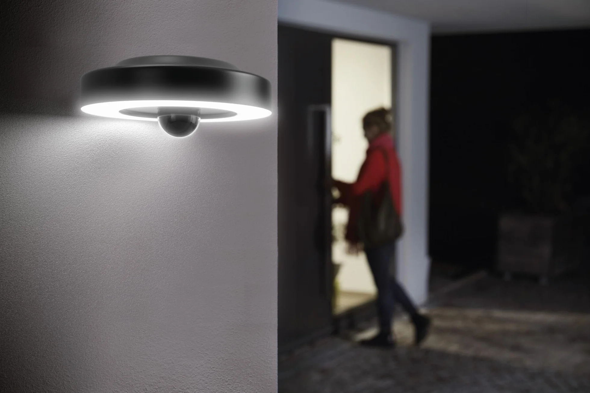 OSRAM Zewnętrzna Oprawa ścienna i sufitowa SMART+ + kamera, ciepłobiałe światło LED (3000K), wysokiej jakości obudowa z poliwęglanu w barwęze ciemnoszarym, zintegrowany głośnik, karta pamięci, | SMART+ Wifi Circle Camera, akcesoria do oświetlenia zewnętrz