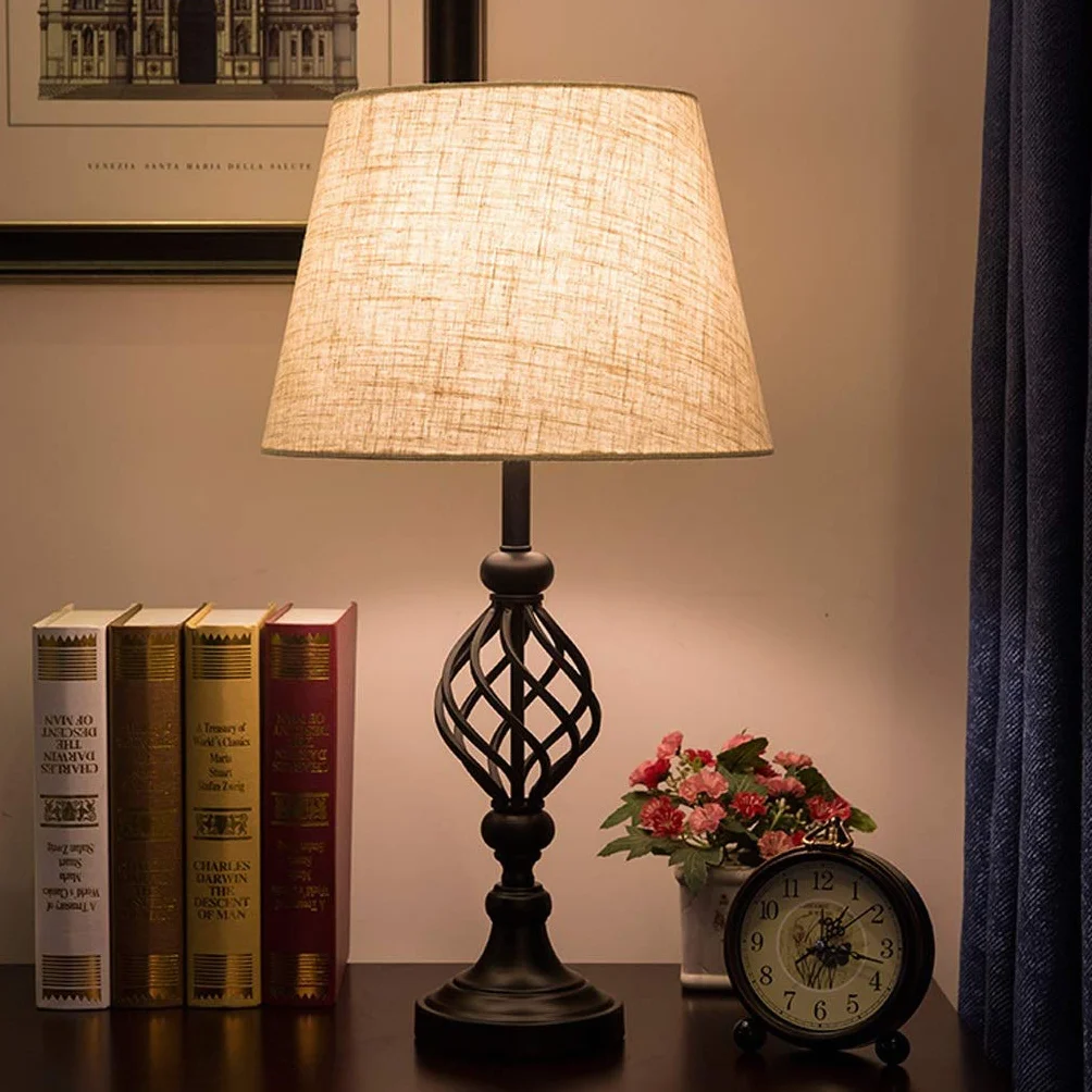 Lampa biurkowa z tradycyjnym wzorem z brązu żelaznego i kremowym kloszem bębna do oświetlenia sypialni i salonu