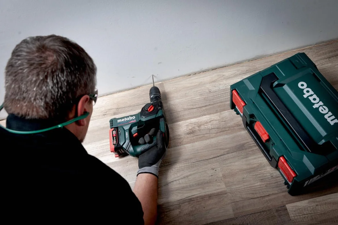 Metabo 600207800 młotek akumulatorowy z meta Box (z 2 akumulatorami 4,0 Ah, 12 V, ze światłem LED, 12 V, wiercenie udarowe + wiercenie, z wyłącznikiem bezpieczeństwa)