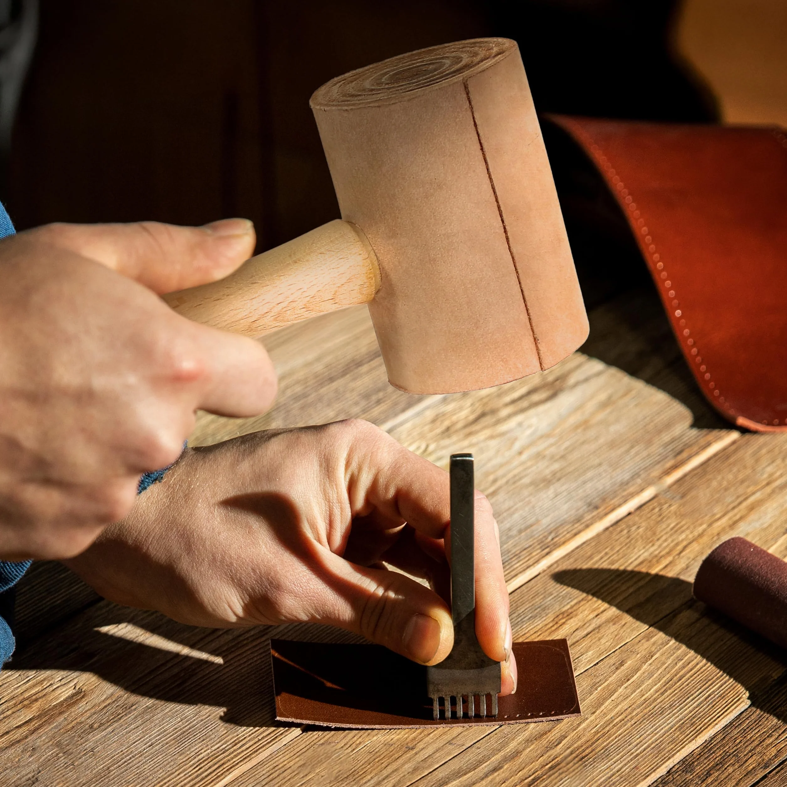 The Beadsmith Młotek do surowej skóry – 100% naturalne narzędzie rzemieślnicze z głową surowej skóry o średnicy 5 cm i uchwytem hikory, zapobiega marszczeniu i zadrapaniom metalu, nadaje się do