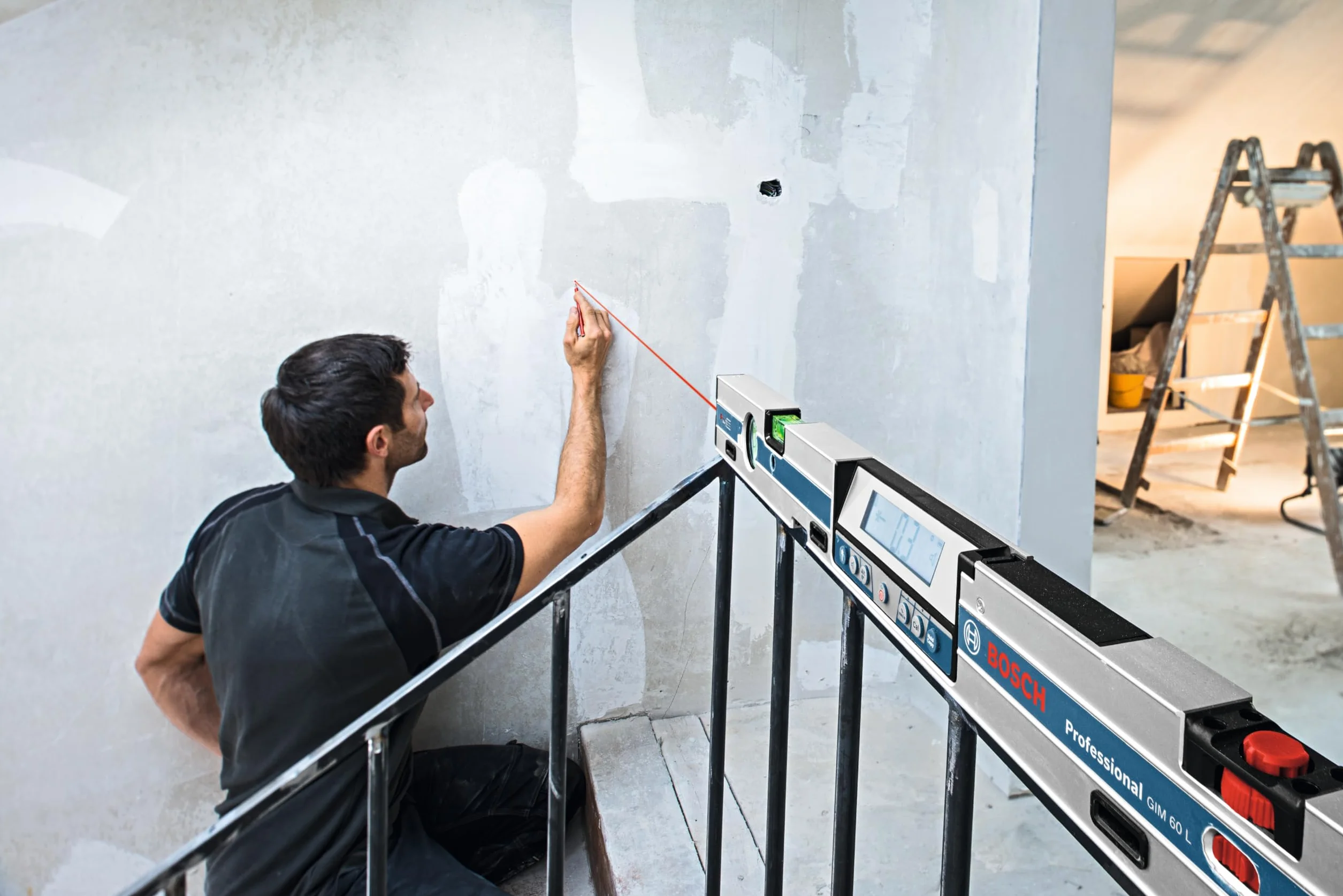 Bosch Professional Cyfrowy miernik nachylenia GIM 60 L (laserowa precyzja, zakres pomiaru: 0–360°, długość: 60 cm)