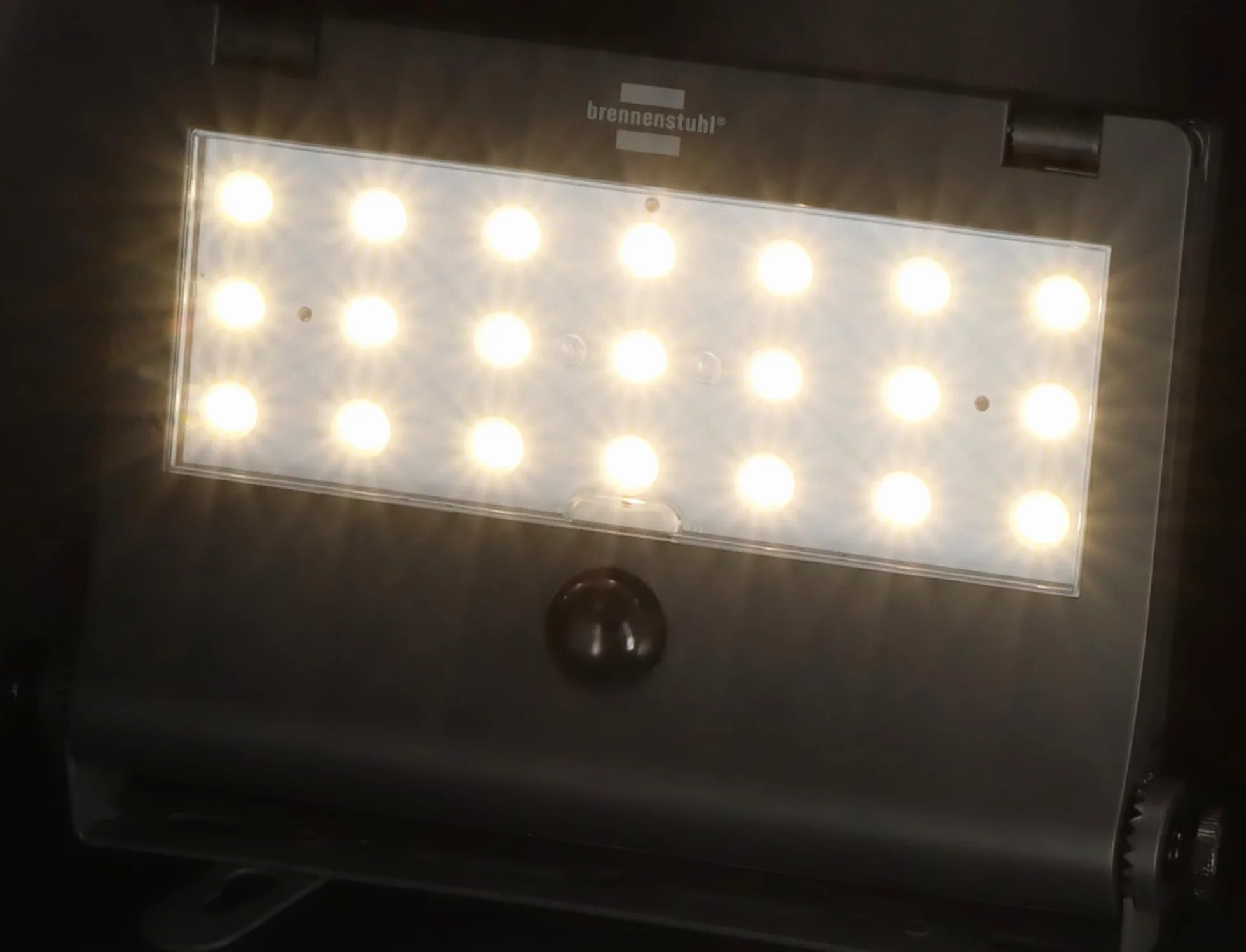 Brennenstuhl Solar LED reflektor SOL 1000 Pad/lampa ścienna LED do zastosowań zewnętrznych z czujnikiem ruchu (lampa solarna IP65, 1000 lm, 4 różne tryby świecenia, czujnik zmierzchu, z akumulatorem)