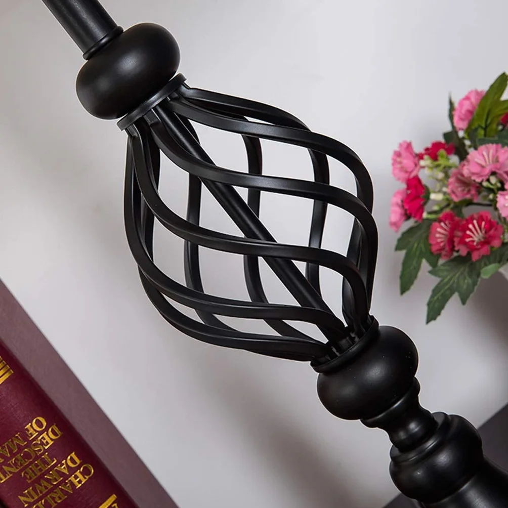 Lampa biurkowa z tradycyjnym wzorem z brązu żelaznego i kremowym kloszem bębna do oświetlenia sypialni i salonu
