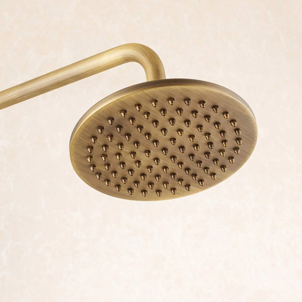 Zestaw prysznicowy Vintage Luxury Bathroom z baterią natryskową montowaną na ścianie. System prysznicowy zawiera deszczownicę, słuchawkę prysznicową i baterię wannową. (A)