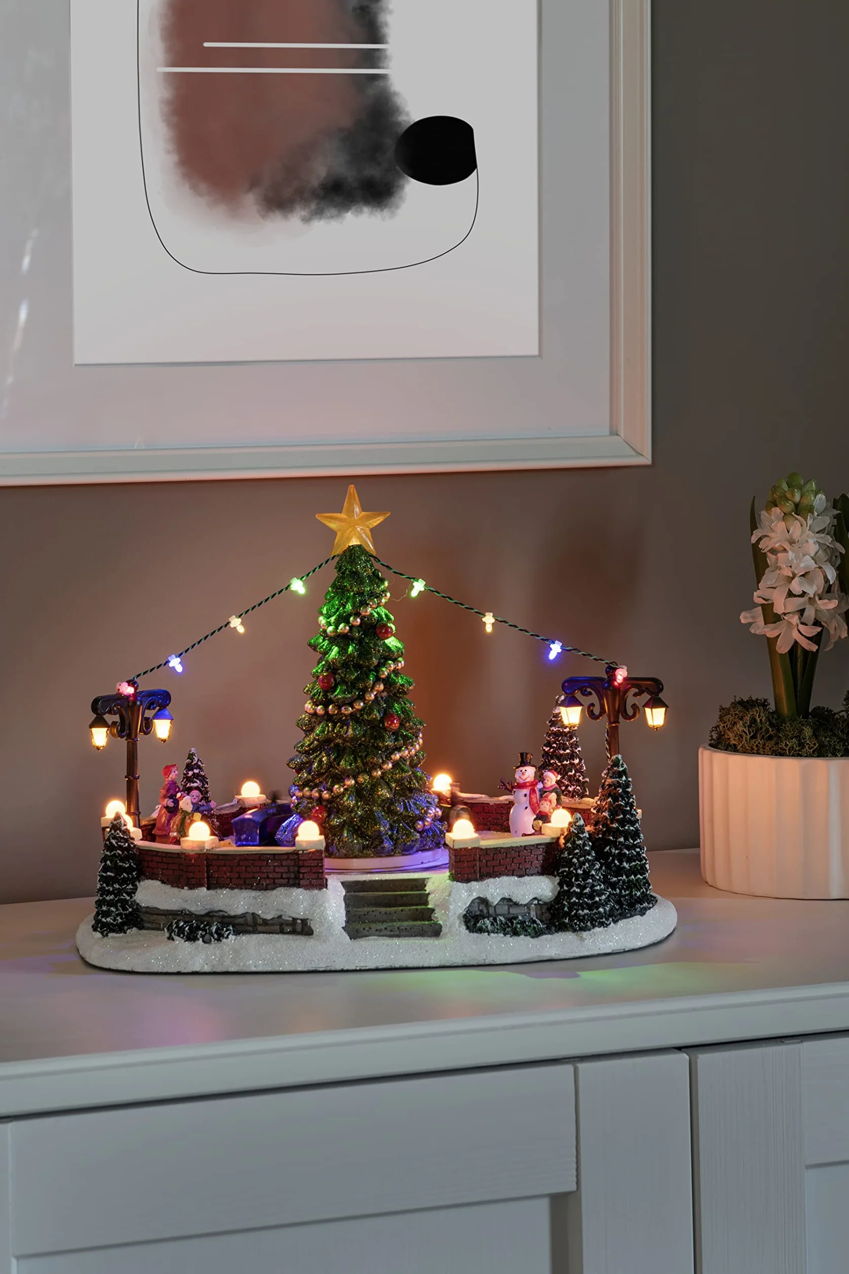 Konstsmide Sceneria LED "Wiejski plac", z muzyką, funkcja zasilania, 23 kolorowe diody, zasilanie bateryjne i USB, do wnętrz, czarny kabel, 3 x AA 1,5 V (bez zestawu) - 4243-000