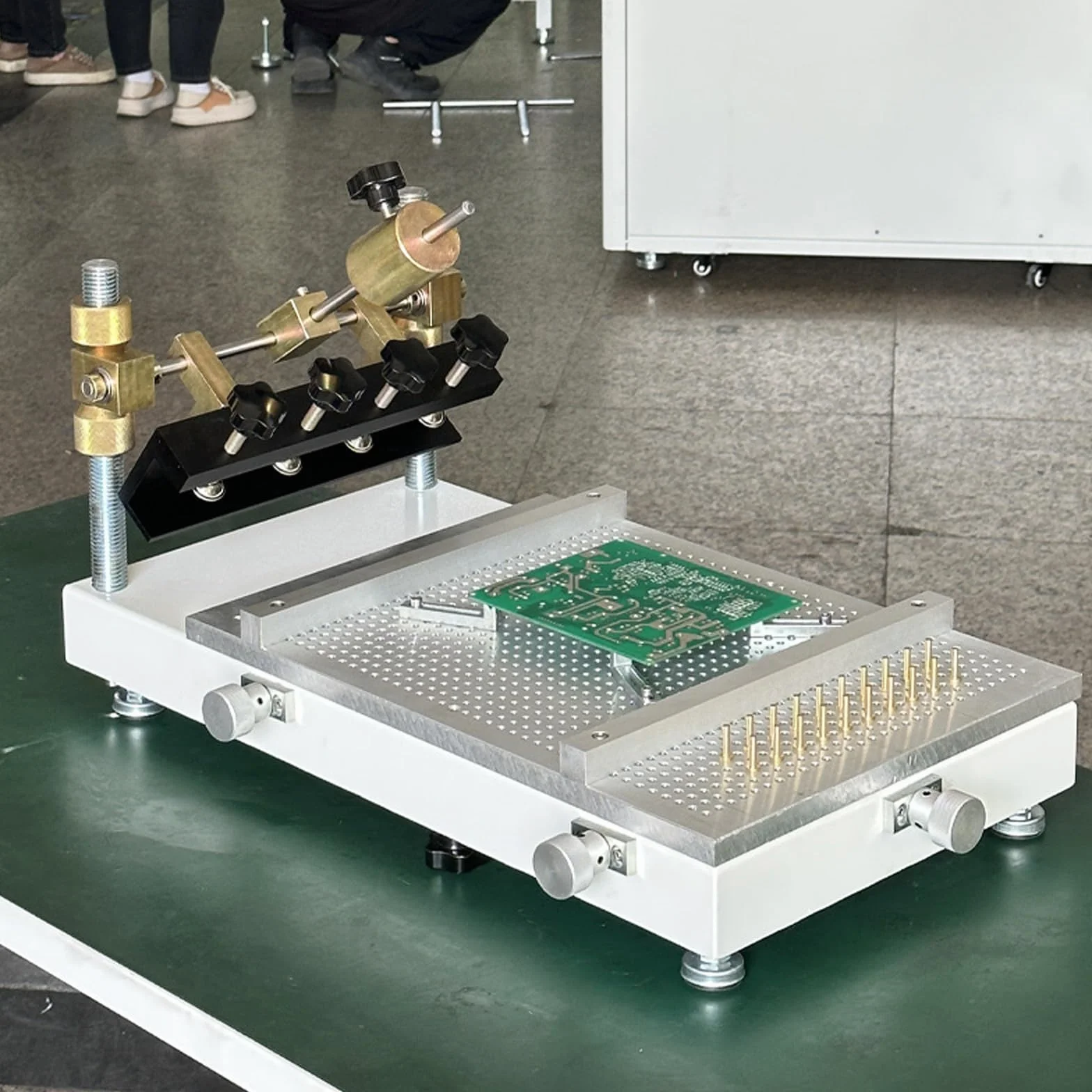 Stalowy stół do drukowania pasty lutowniczej do prototypowania PCB, ręczna stacja do sitodruku, maksymalny obszar drukowania 300 x 400 mm, wymiary 320 x 450 mm, porowaty stół warsztatowy