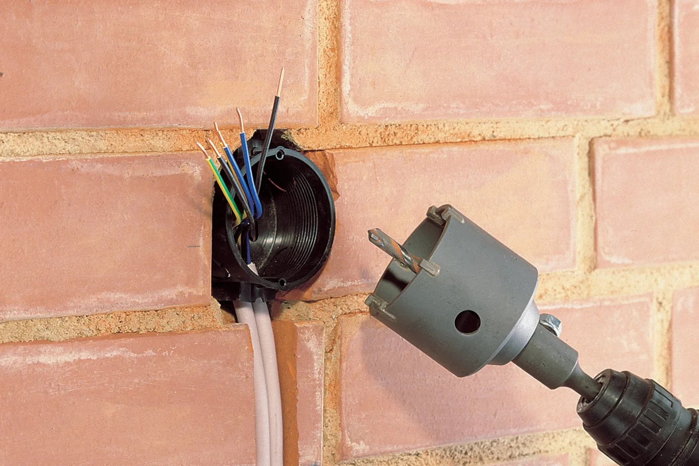 wolfcraft Korona wiertnicza, z węglikiem spiekanym, z trzpieniem zaciskowym SDS-Plus I 5490000 I do instalacji elektrycznych i sanitarnych w betonie, murze i kamieniu; głębokość cięcia 46 mm