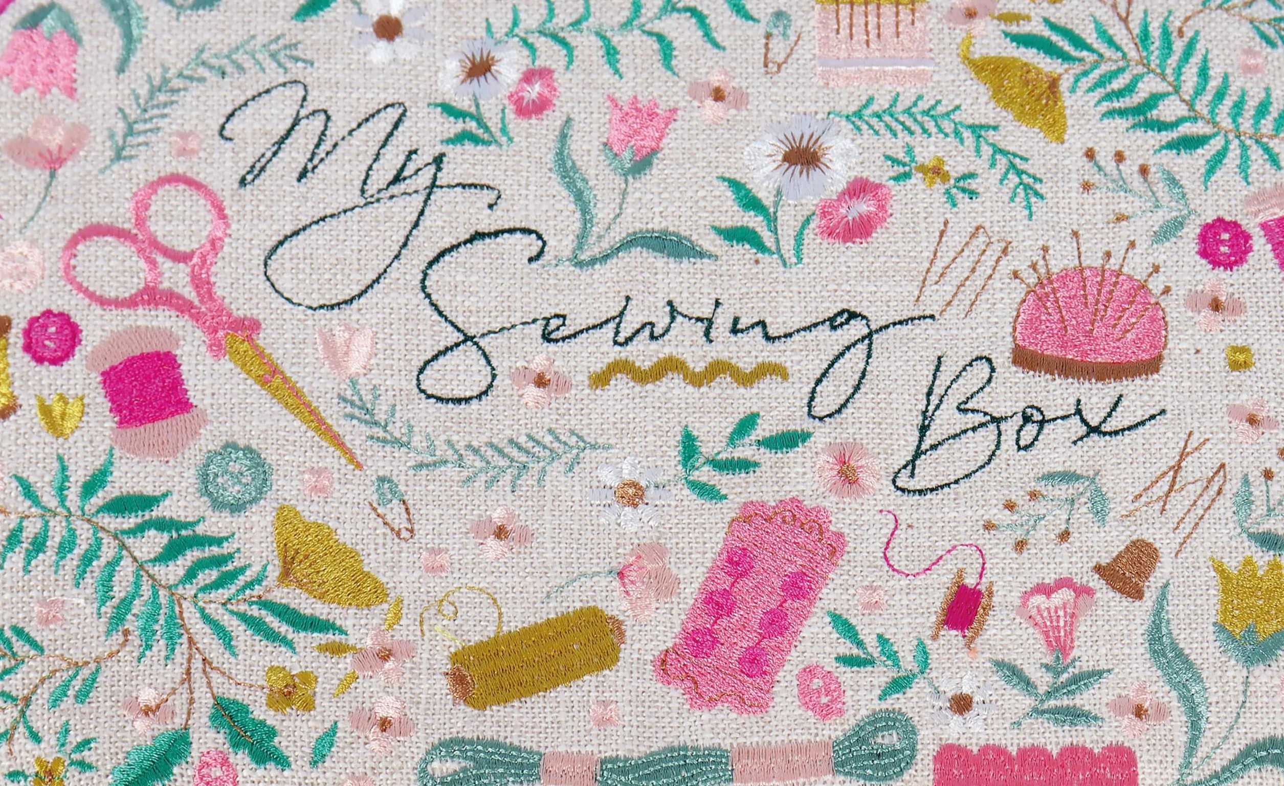Hobby Gift Owalna skrzynka na przybory do szycia - duża, wygląd bawełny i lnu, haftowany wzór „Ma Couture”, boki i uchwyt z wikliny, wewnętrzna tacka, kieszeń i poduszka na szpilki, 23,5x31,5x16cm