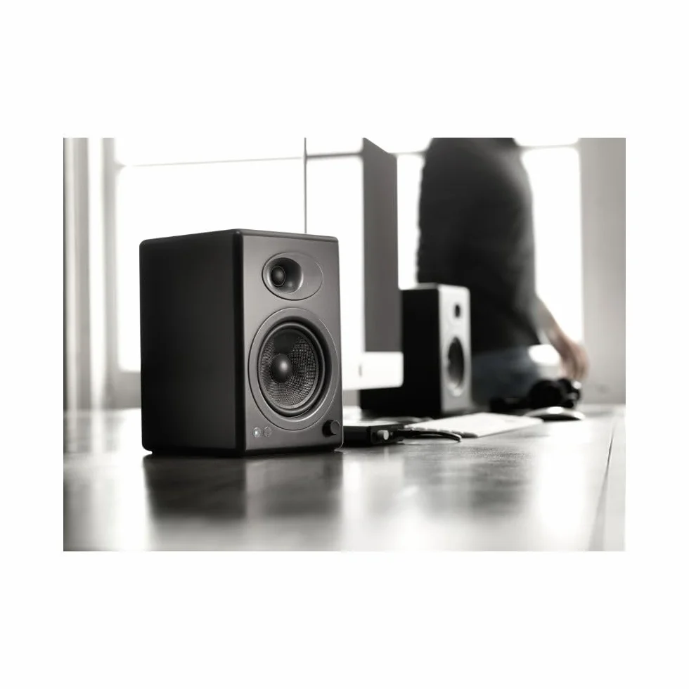 Audioengine A5+ Classic 150W wzmacniane głośniki półkowe, wbudowany wzmacniacz analogowy, pilot zdalnego sterowania, wejścia RCA i 3,5 mm, kable w zestawie (czarny)