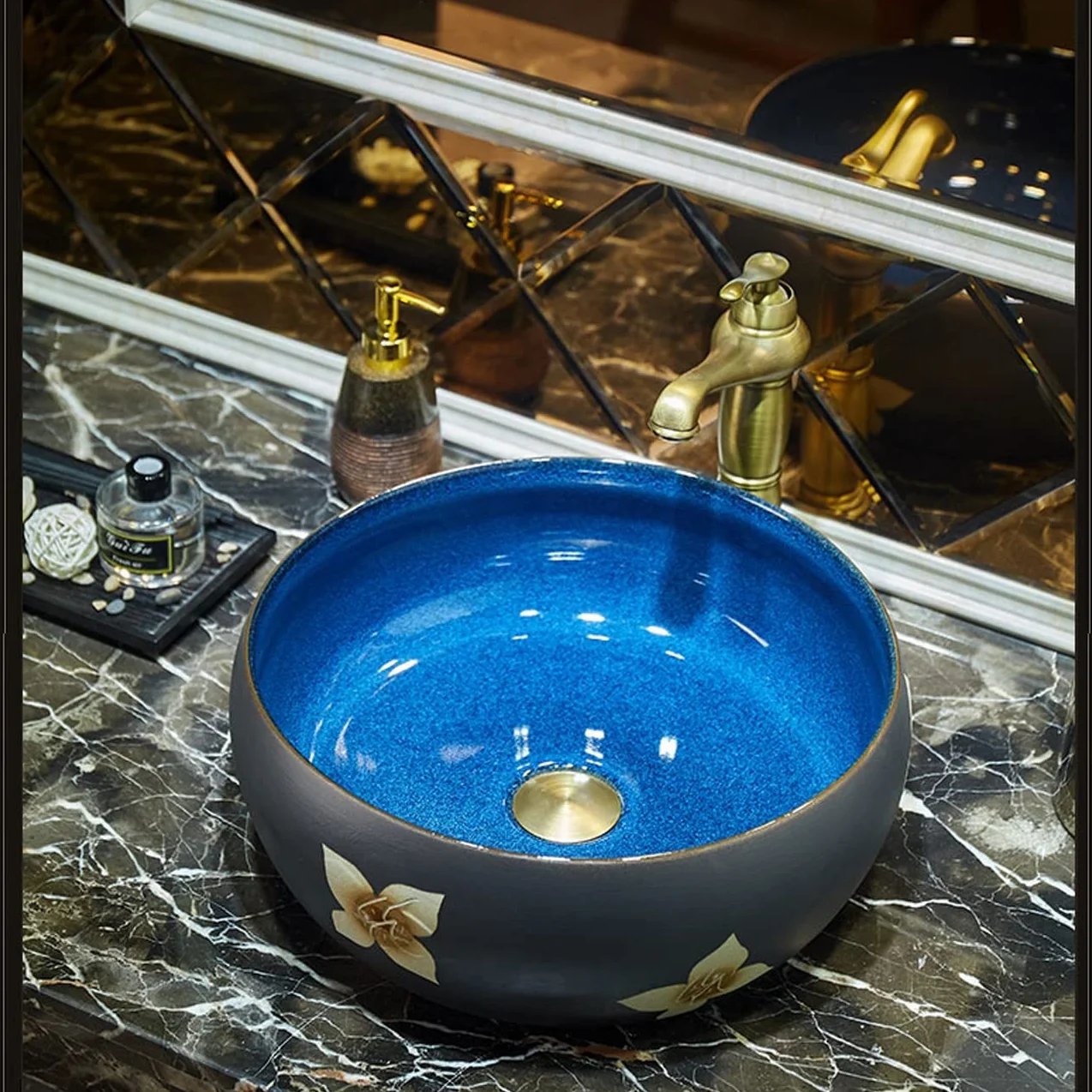 Stary zbiornik ceramiczny Umywalka nablatowa, umywalka ceramiczna nablatowa, umywalka łazienkowa z kranem, odpływ typu pop-up, niebieska glazura