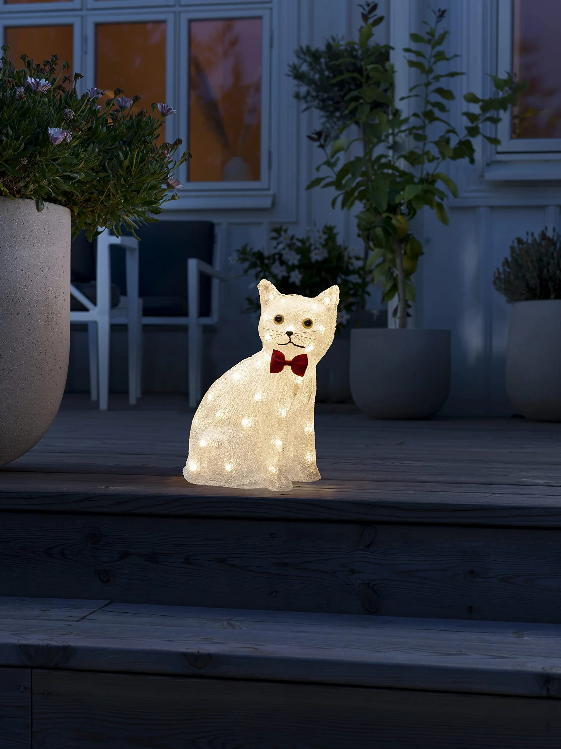 Konstsmide Kot akrylowy LED, siedzący, 40 diod w kolorze ciepłej bieli, 24 V, na zewnątrz (IP44), 3,6 W, biały kabel - 6259-103