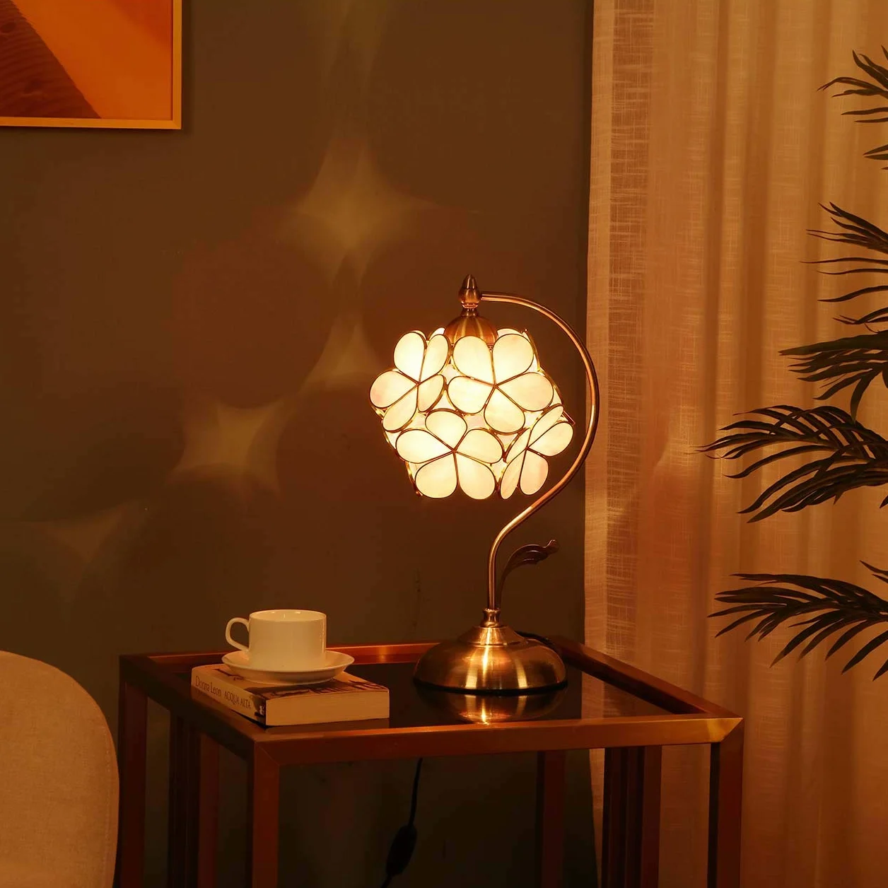 Bieye Lampa stołowa Tiffany w stylu witrażu z kwiatowym płatkiem z mosiężną podstawą na dekorację domu (Różowy, 20 cm Wiśniowy kwiat)