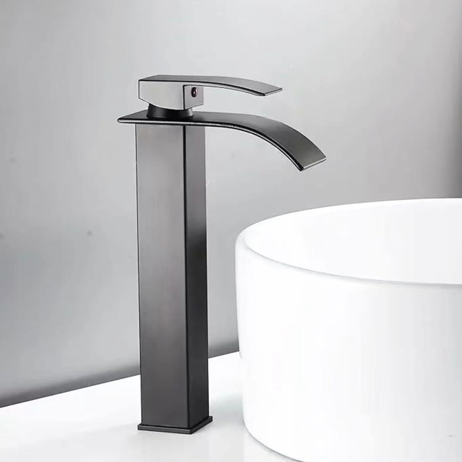 Czarny złoty wodospad bateria zlewozmywakowa - nowoczesna jednouchwytowa bateria łazienkowa do instalacji z 1 otworem - stylowy wysoki design do eleganckich łazienek