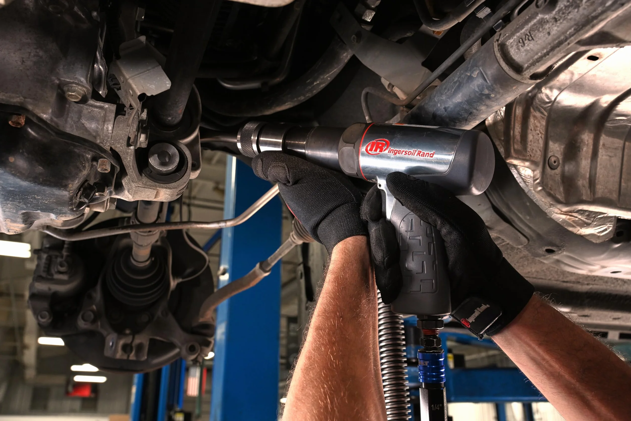 Młot pneumatyczny Ingersoll Rand 123MAXH, lekki, antywibracyjny, z krótkim trzpieniem i szybkozłączką do wymiany dłut.