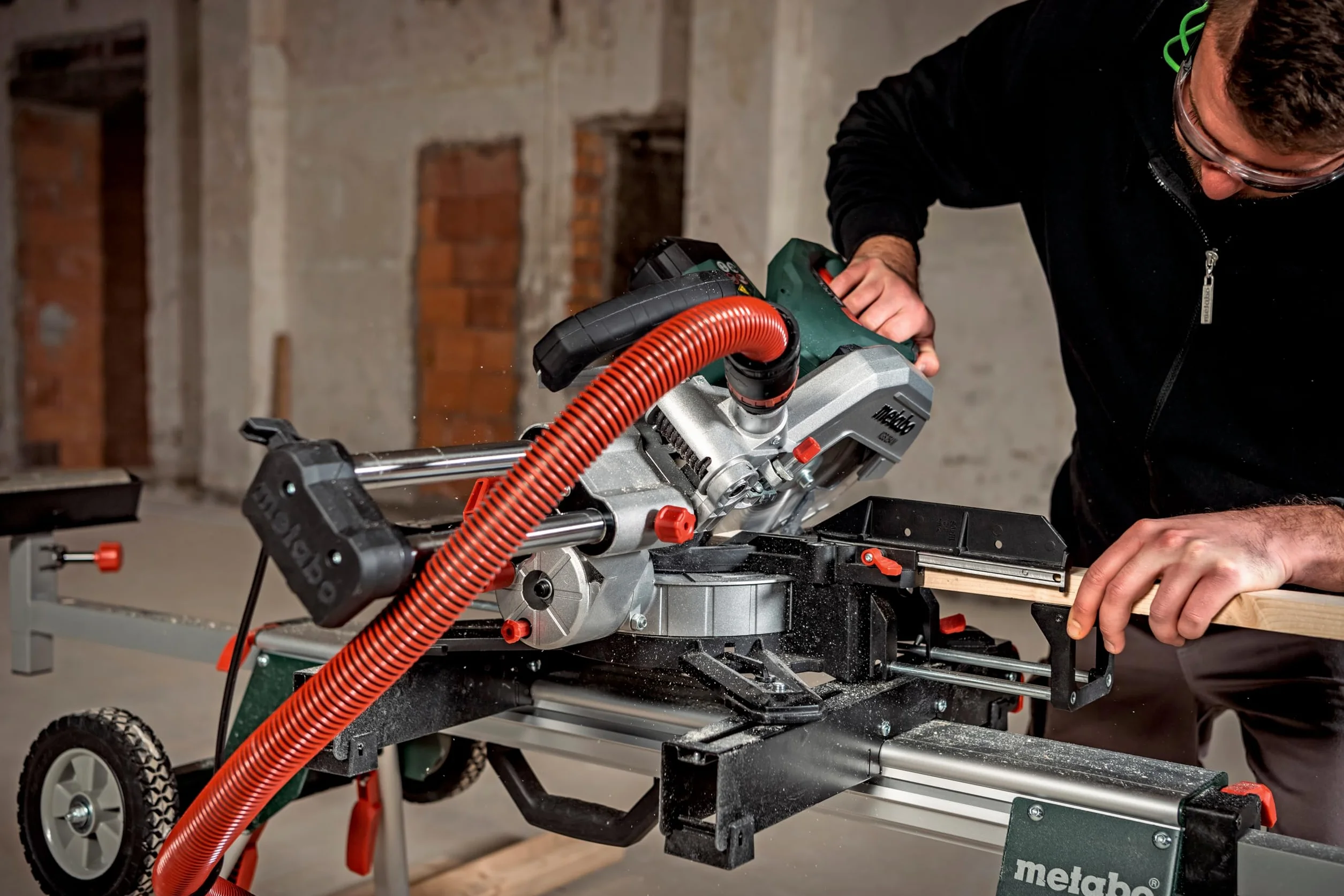 Metabo KGS 305 M – 613305900 – z Precision Cut Line, 305 mm 2. Brzeszczot z twardego metalu i funkcja ciągnięcia – długość kabla 2 m