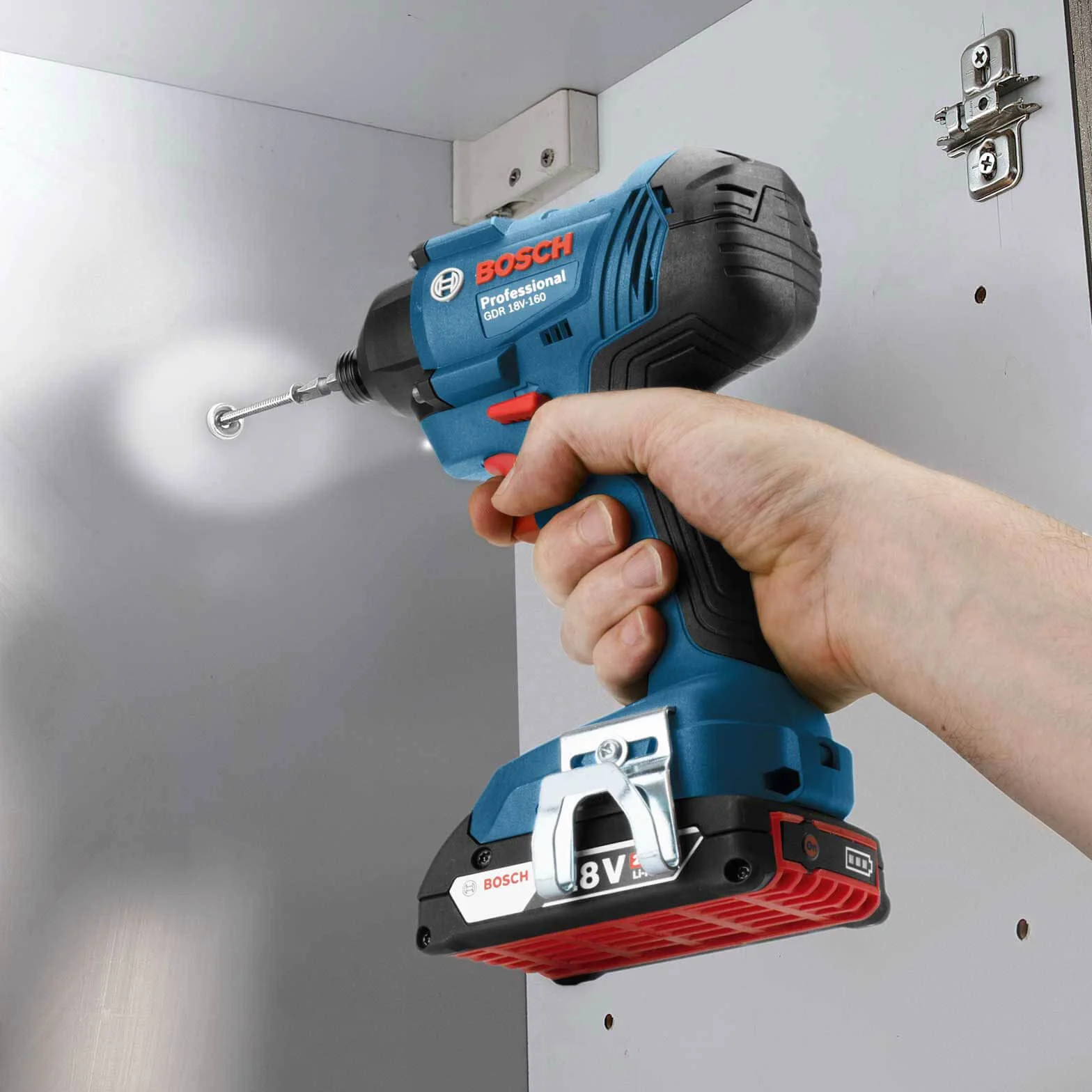 Bosch Professional system 18V: akumulatorowy klucz udarowy GDR 18V-160 (maksymalny moment obrotowy 160 Nm, śruby M6–M14, walizka L-BOXX)