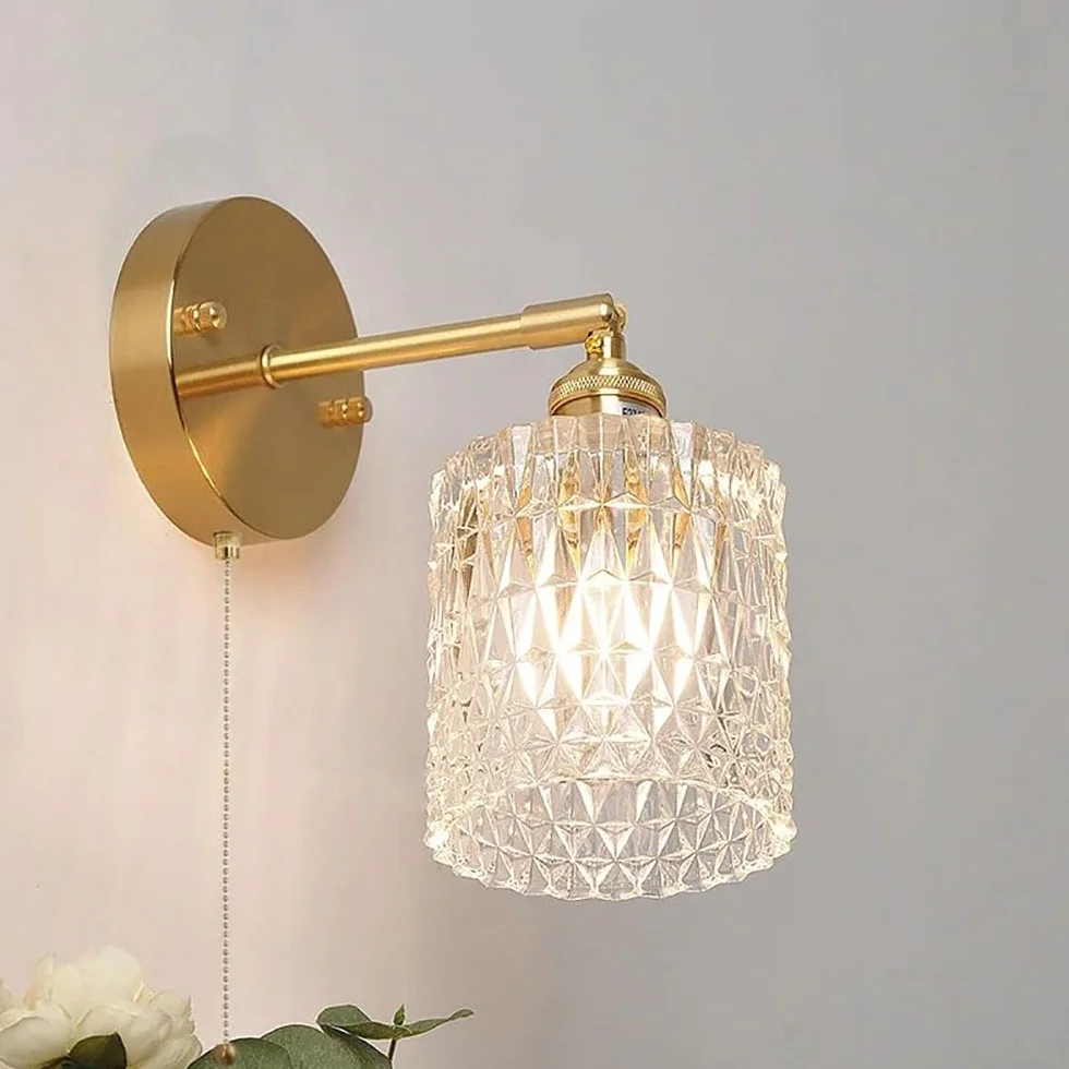Tradycyjna lampa ścienna z antycznym mosiądzu z przełącznikiem zaciskowym - elegancka oprawa oświetleniowa ze szklanym kloszem do sypialni, łazienki, salonu i przedpokoju