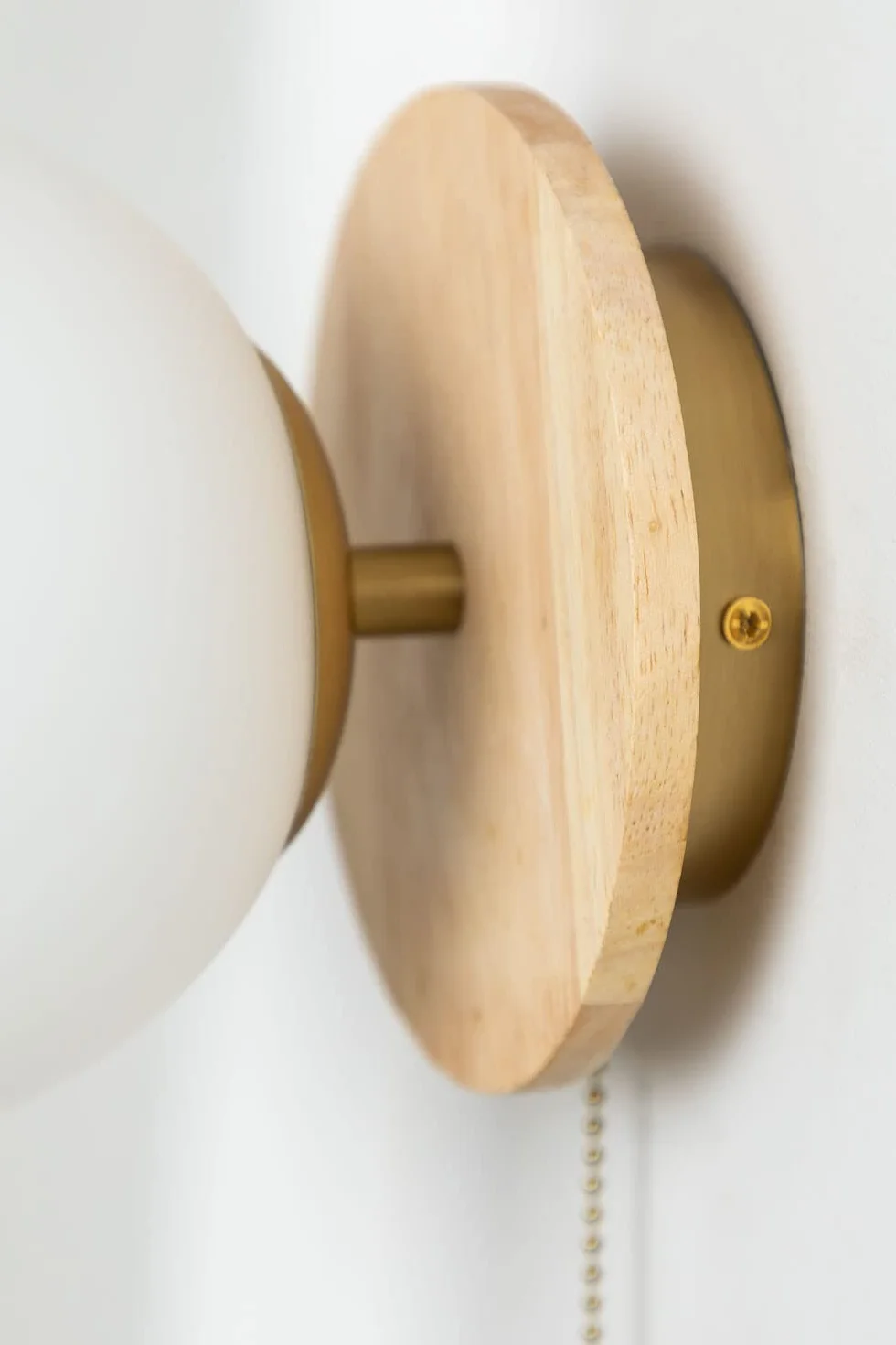 SKLUM Lampa ścienna z drewna dębowego ze szklaną kulą Kamp