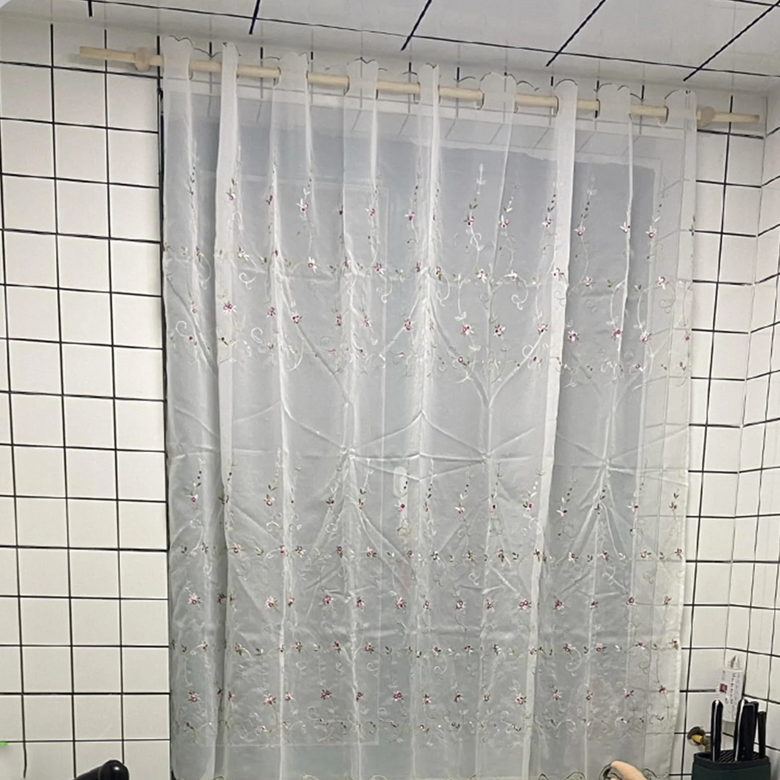Grube, solidne drewno, niedziurkowane, teleskopowe, krótkie karnisze, regulowana długość (130 cm), wysoka nośność, idealne do półzasłon, trwały i stylowy wystrój domu
