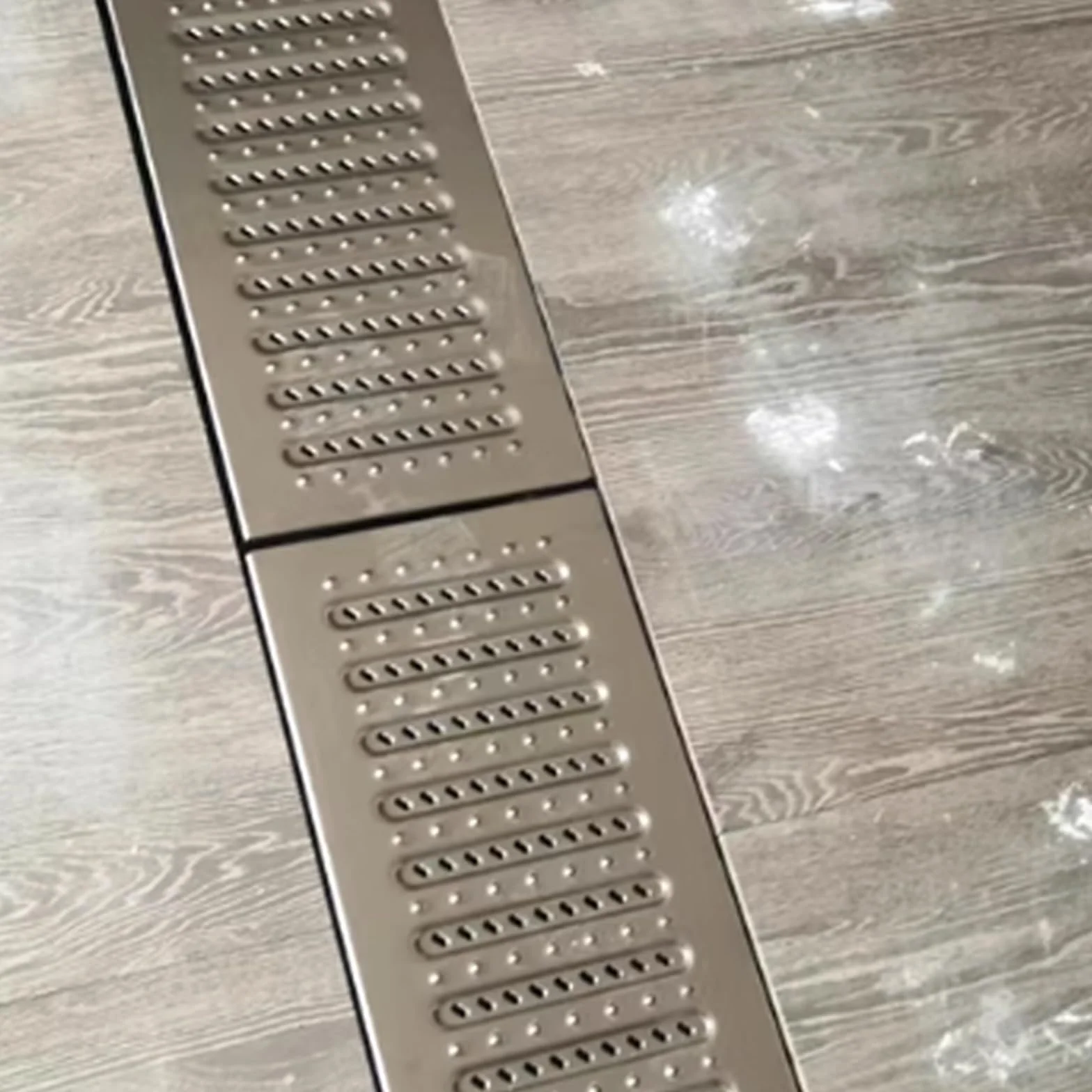 Płytka odpływowa ze stali nierdzewnej 304, długa osłona odpływu rowu z antypoślizgowymi punktami, metalowa kratka odwadniająca do linii ogrodzeniowych/odpływów wjazdowych/chodników parkowych