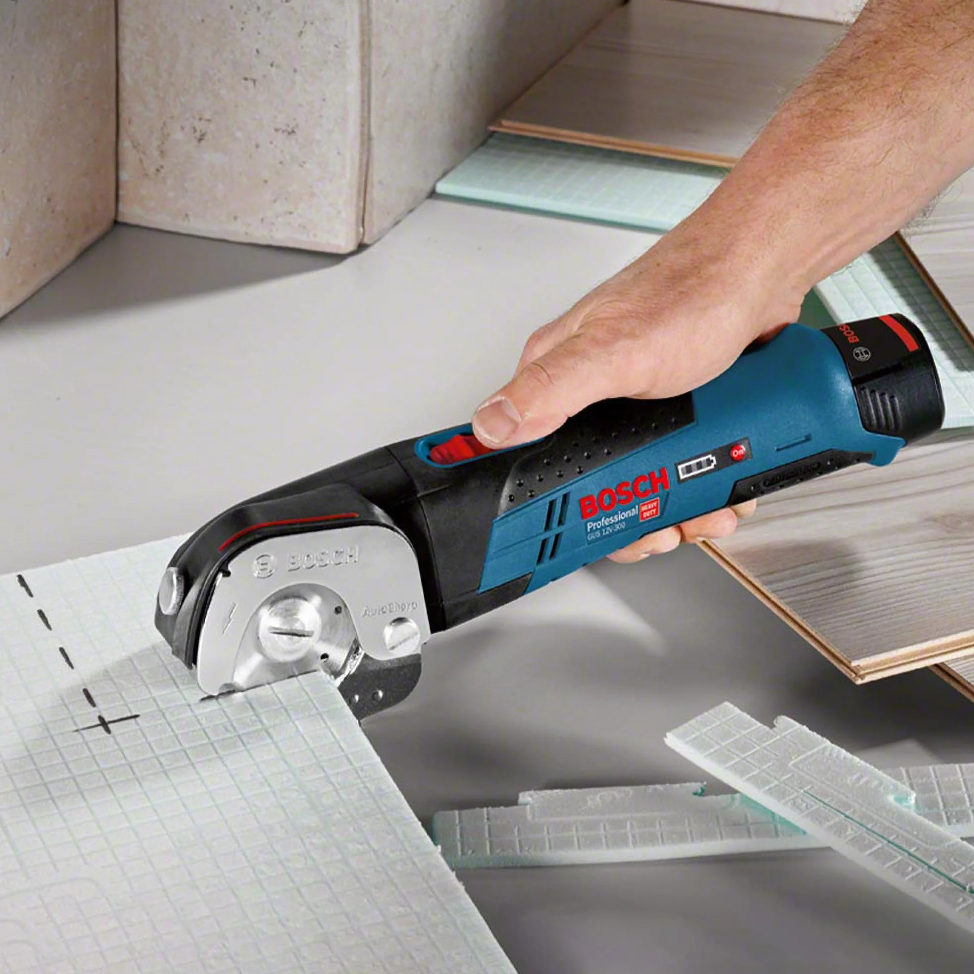 Bosch Professional system 12V: akumulatorowe nożyce uniwersalne GUS 12V-300 (bez akumulatorów i ładowarki, opakowanie kartonowe)
