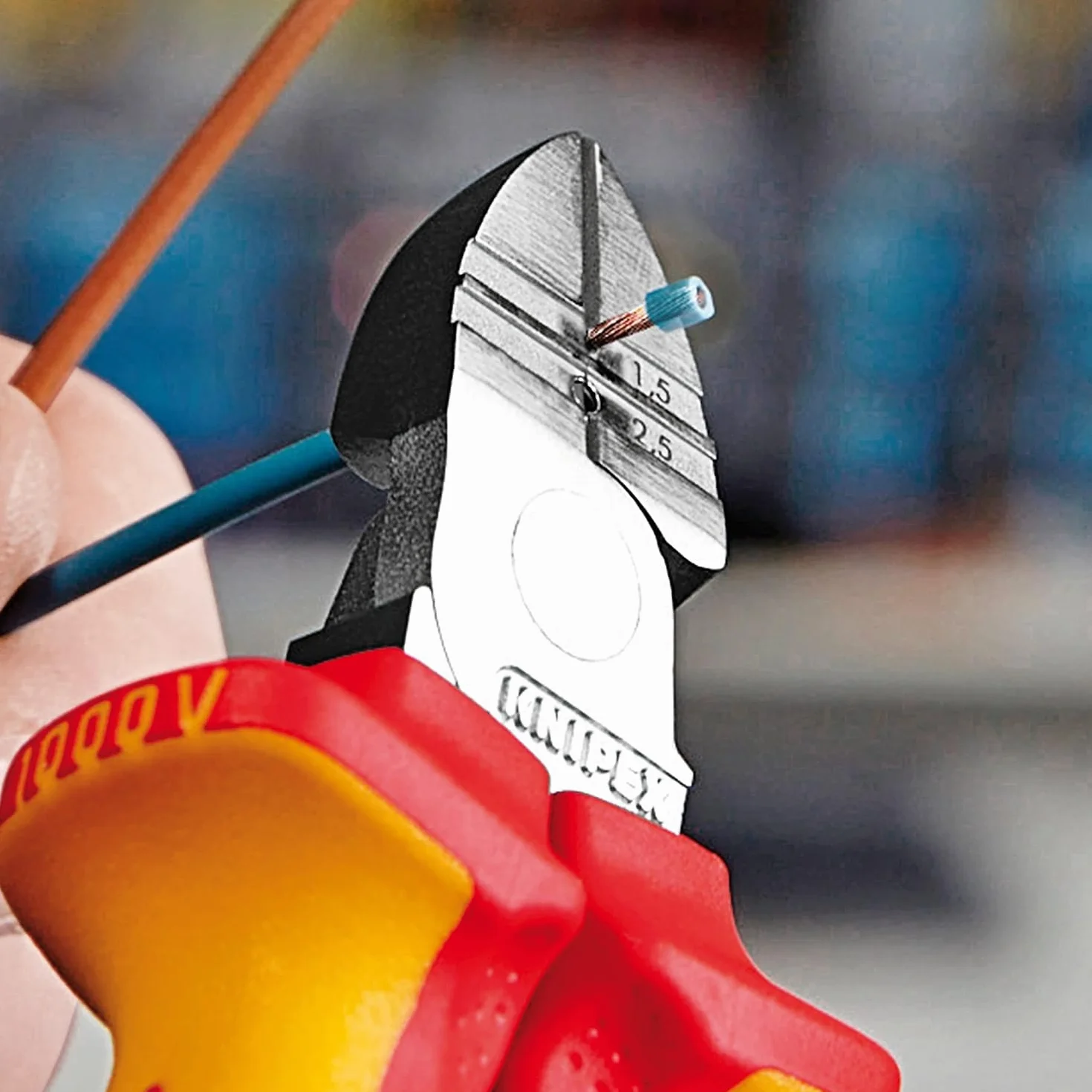 KNIPEX Szczypce tnące boczne do ściągania izolacji chromowany z wielokomponentowymi osłonkami, izolowane wg VDE 160 mm, 14 26 160