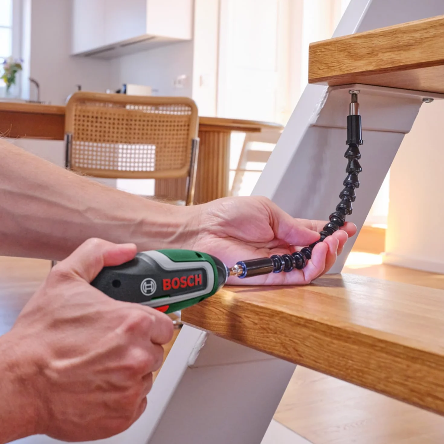 Bosch kompaktowa akumulatorowa wkrętarka IXO zestaw Flexi (elastyczne wkręcanie, 7. gen., 3,6 V / 2,0 Ah, wałek giętki i przewód USB, maks. wygięcie 180°, 10 końcówek wkr.)