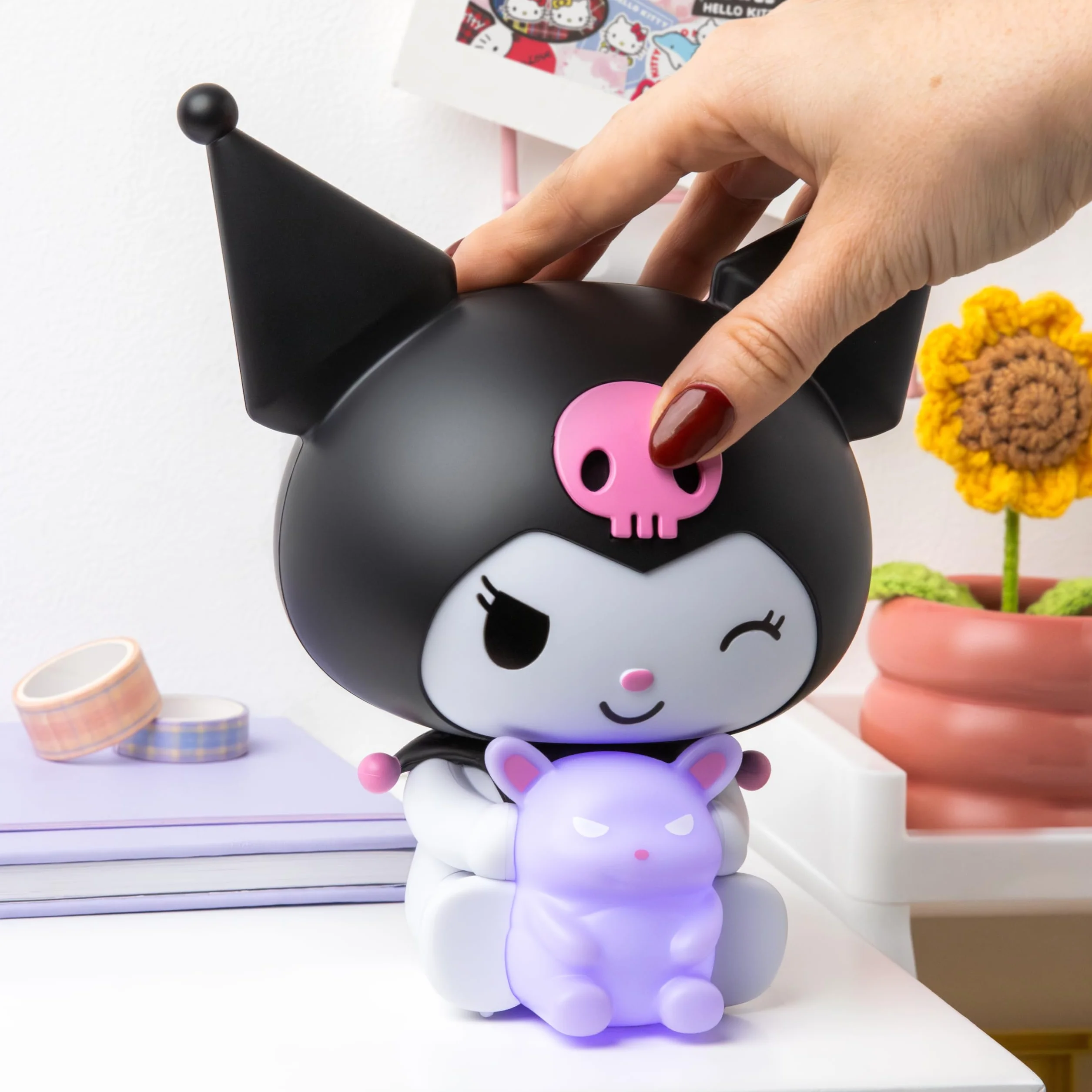 Paladone Kuromi GloBuddies lampka nocna, oficjalna licencja Sanrio lampa LED 3D, zasilana bateriami, prezent dla fanów Hello Kitty