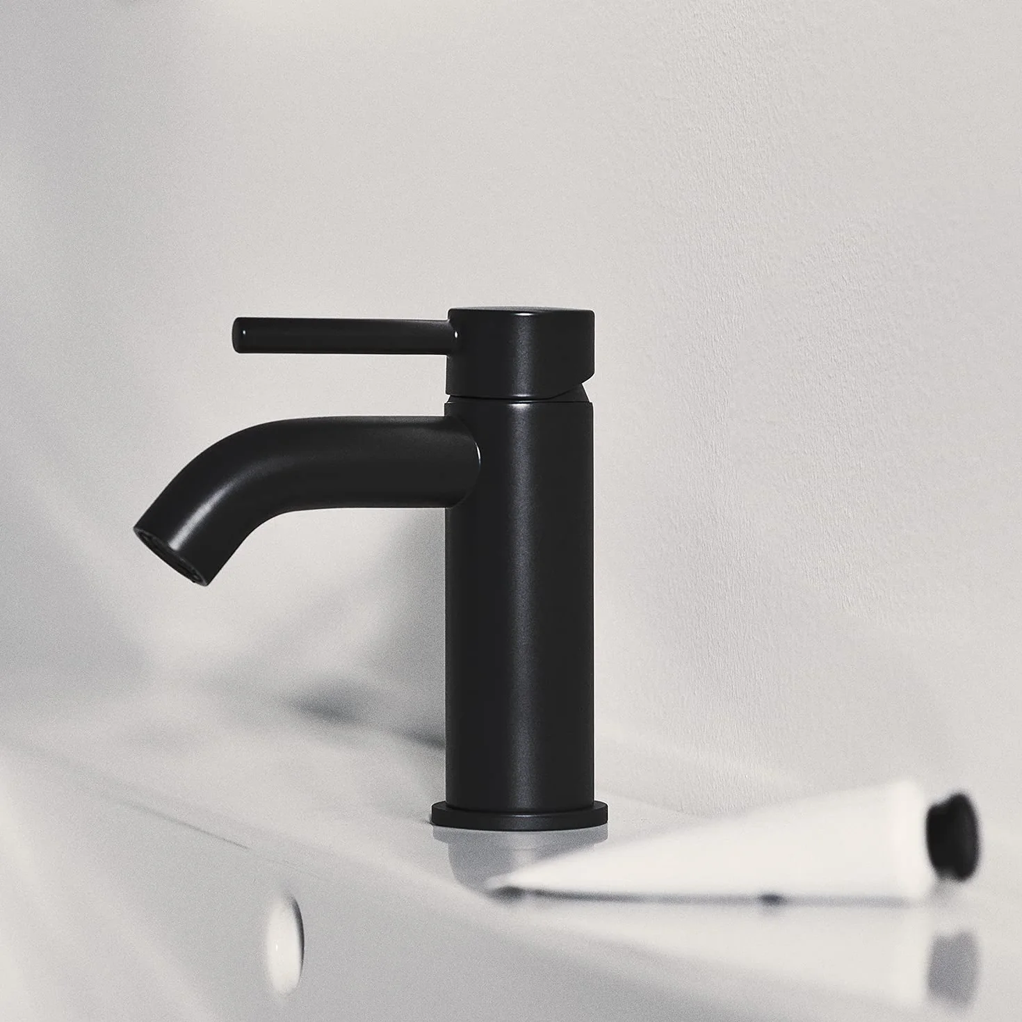 Ideal Standard BC268XG Ceraline bateria umywalkowa bez odpływu, bateria łazienkowa z wylewką, bateria mieszakowa, umywalka, oszczędzająca wodę, czarna (Silk Black)