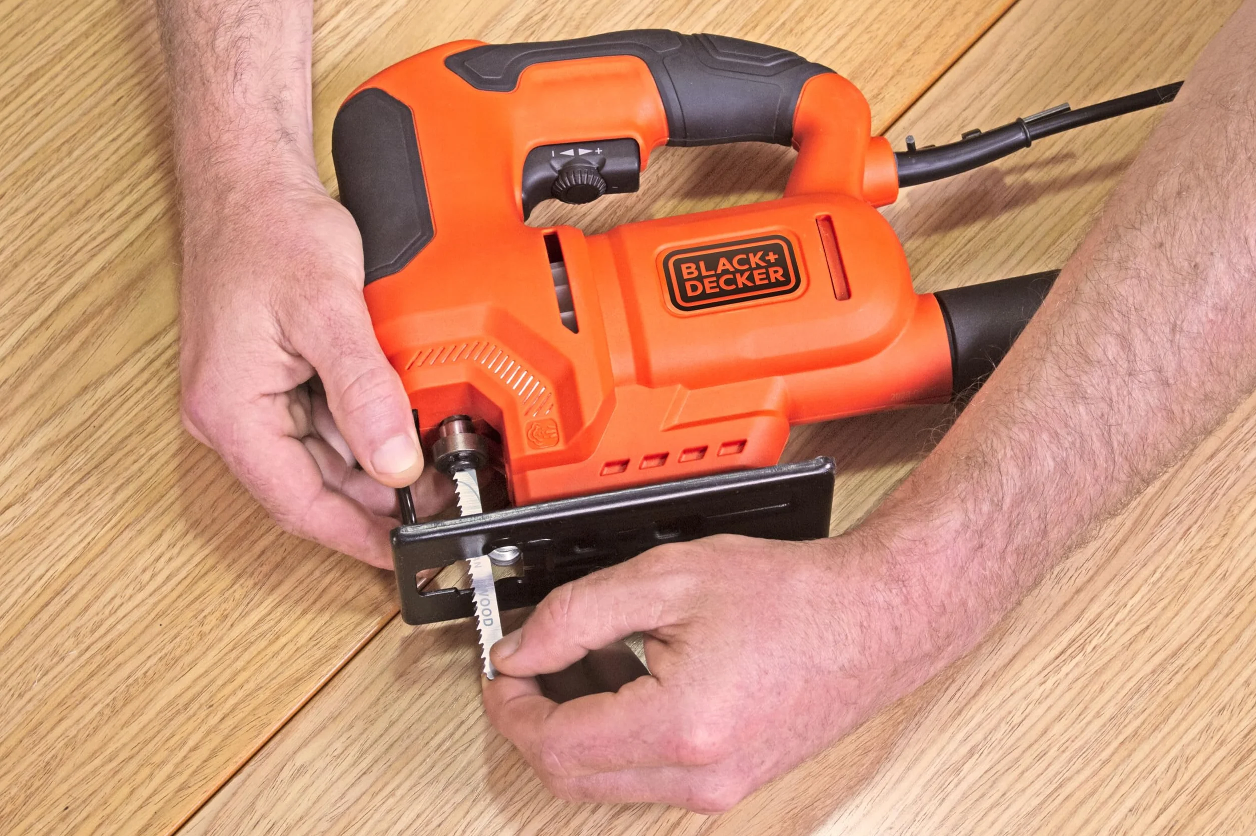 BLACK+DECKER Wyrzynarka 400W, kompaktowa i ergonomiczna konstrukcja, beznarzędziowa wymiana ostrza, cięcie skosem 0-45º, przyjmuje ostrza typu "T", prędkość 0-3 000 cpm - BES603-QS