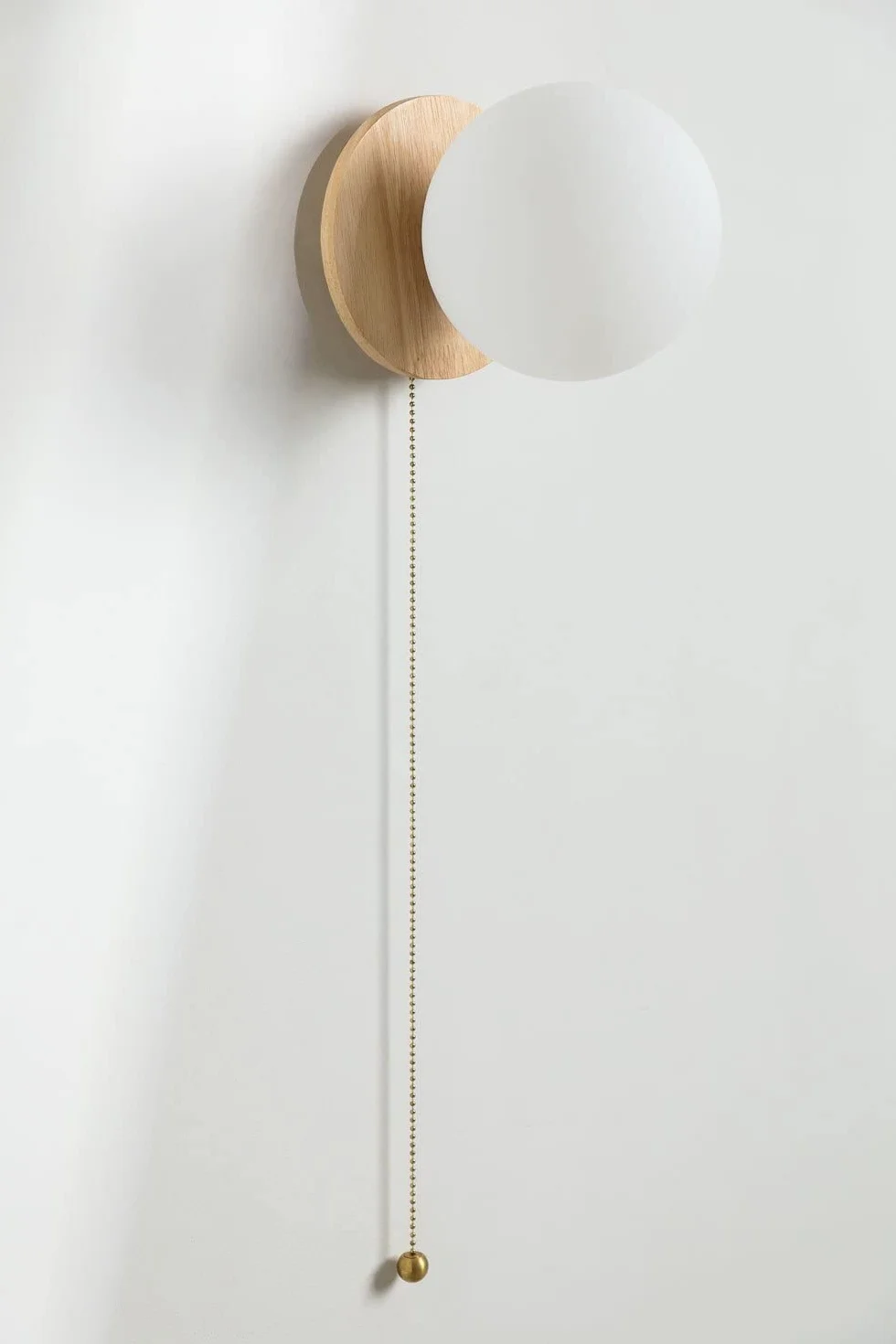 SKLUM Lampa ścienna z drewna dębowego ze szklaną kulą Kamp